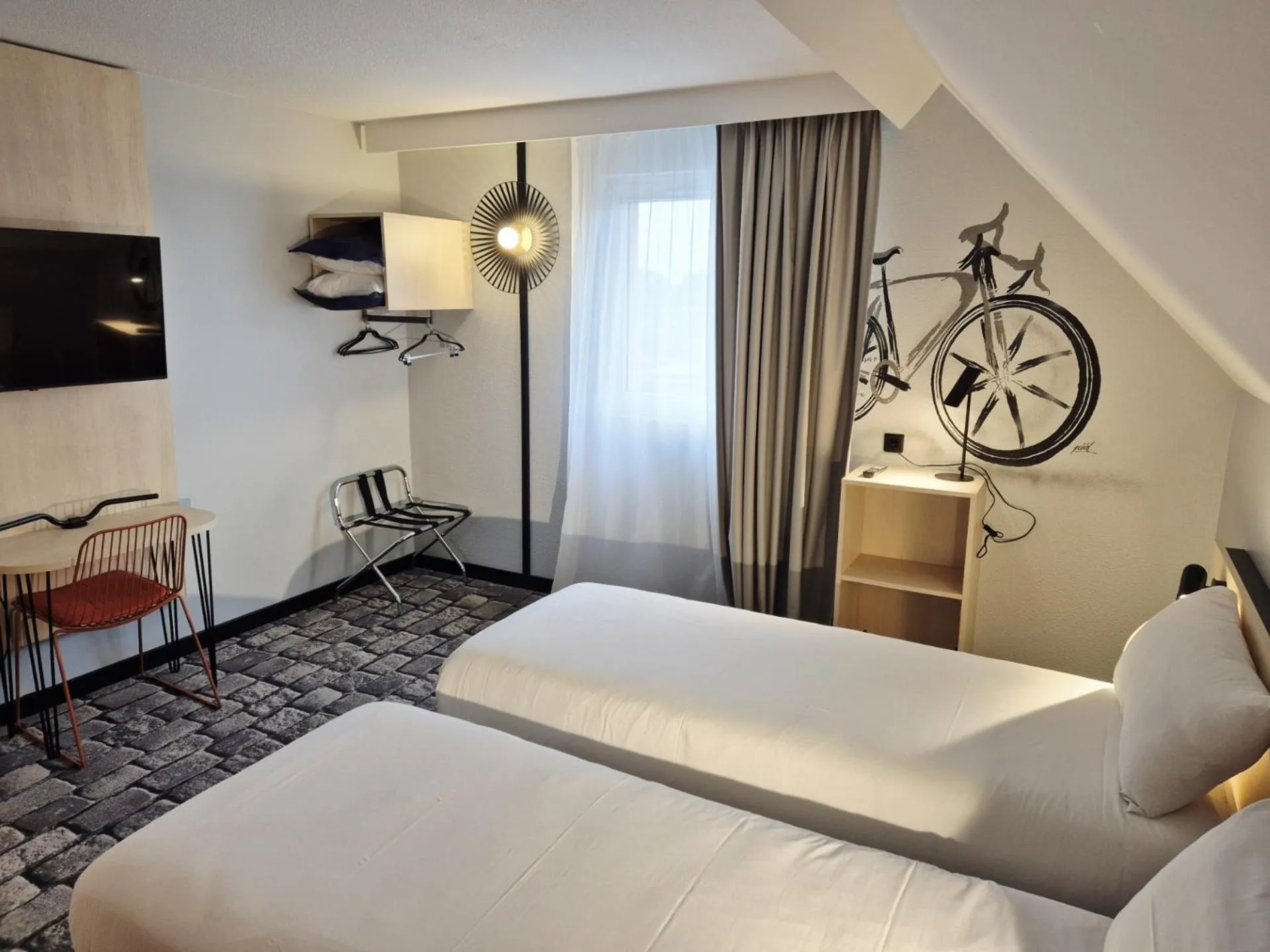 Communal lounge/ TV room, Bed in Hôtel Morphée Lille Villeneuve d'Ascq