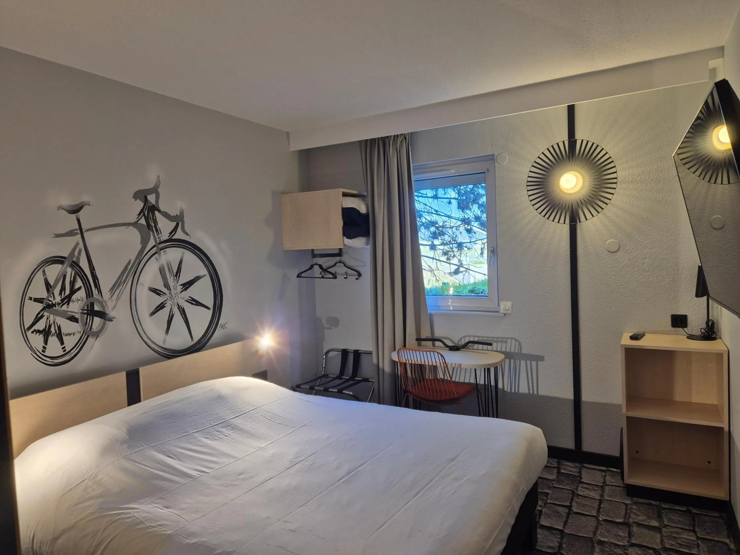 Bedroom, Bed in Hôtel Morphée Lille Villeneuve d'Ascq