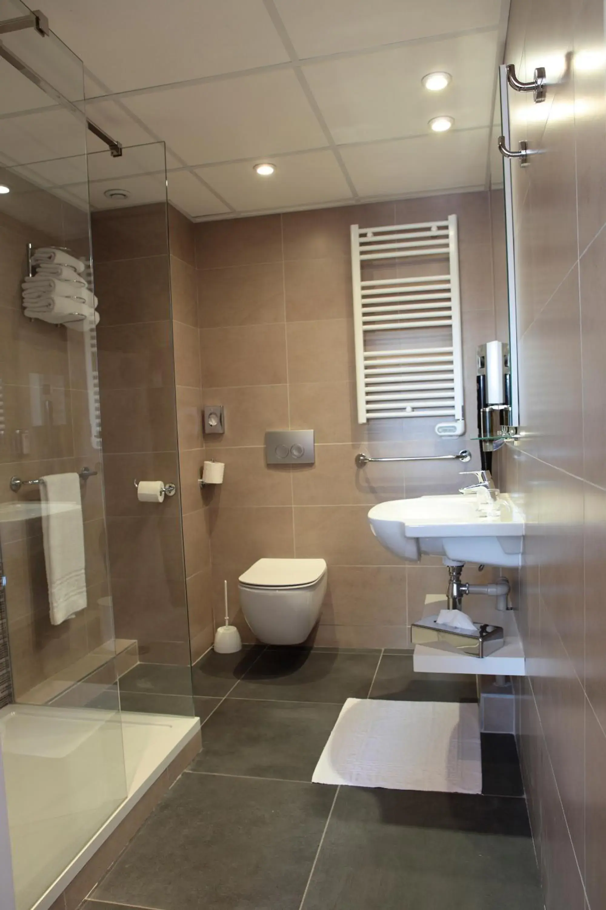 Comfort Triple Room - Non-Smoking in Hôtel Morphée Lille Villeneuve d'Ascq Comfort Triple Room - Non-Smoking in Hôtel Morphée Lille Villeneuve d'Ascq