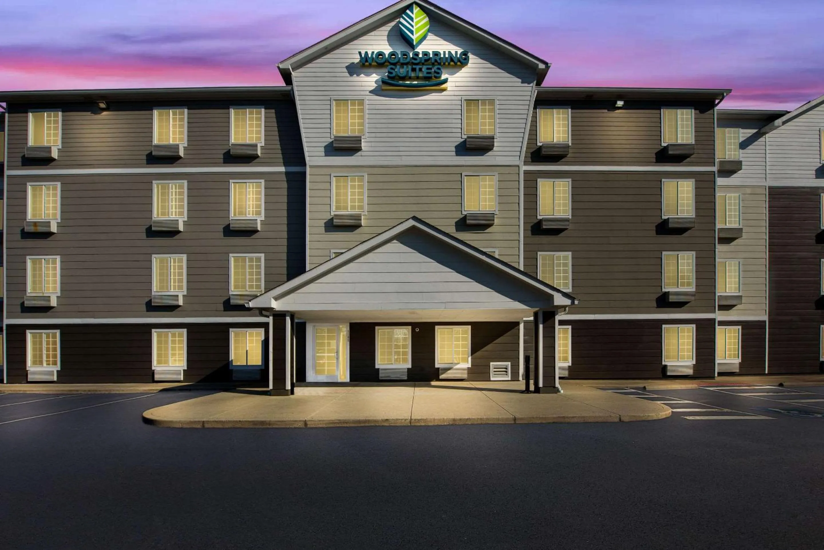 Property building in WoodSpring Suites Columbus Southeast