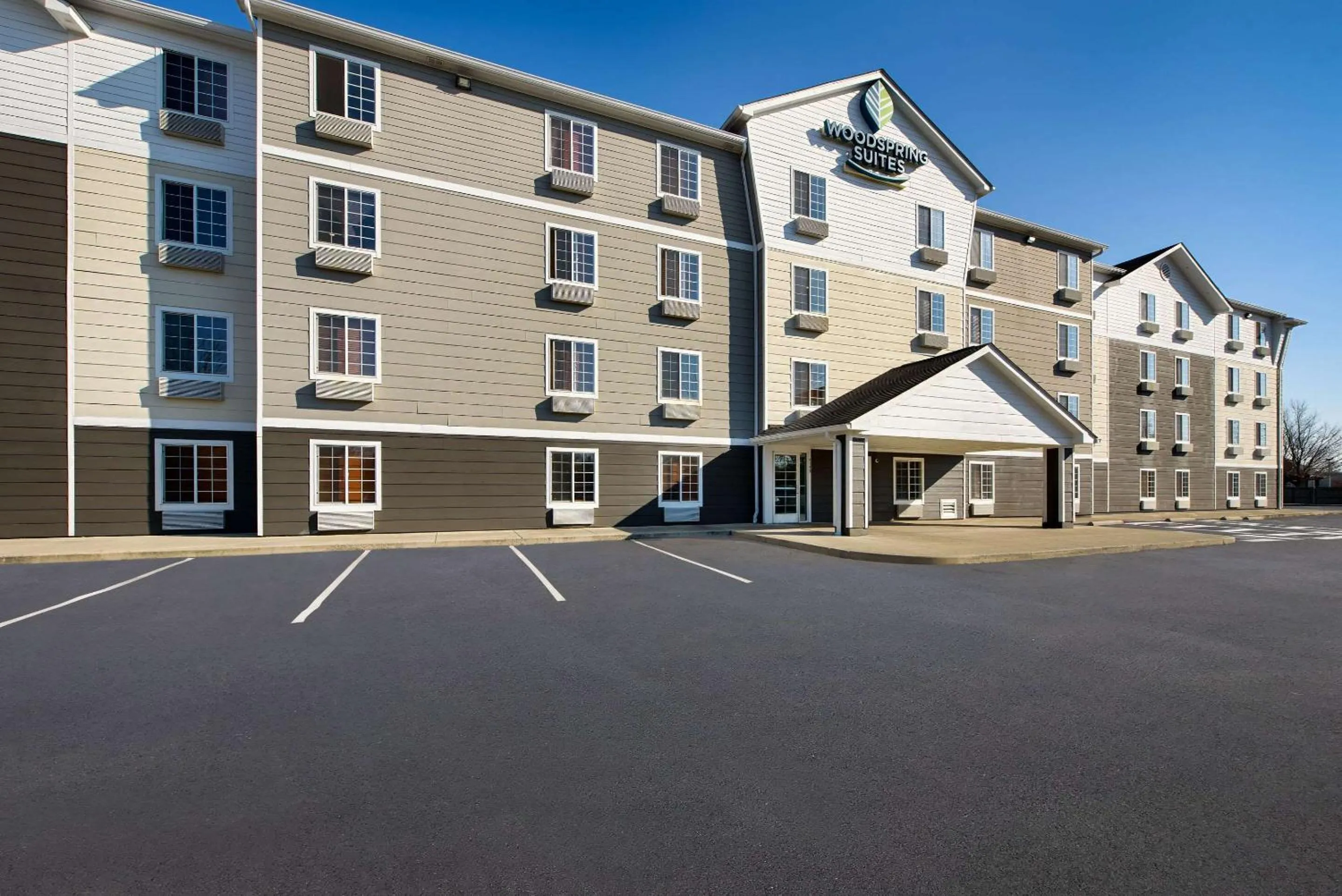 Property building in WoodSpring Suites Columbus Southeast