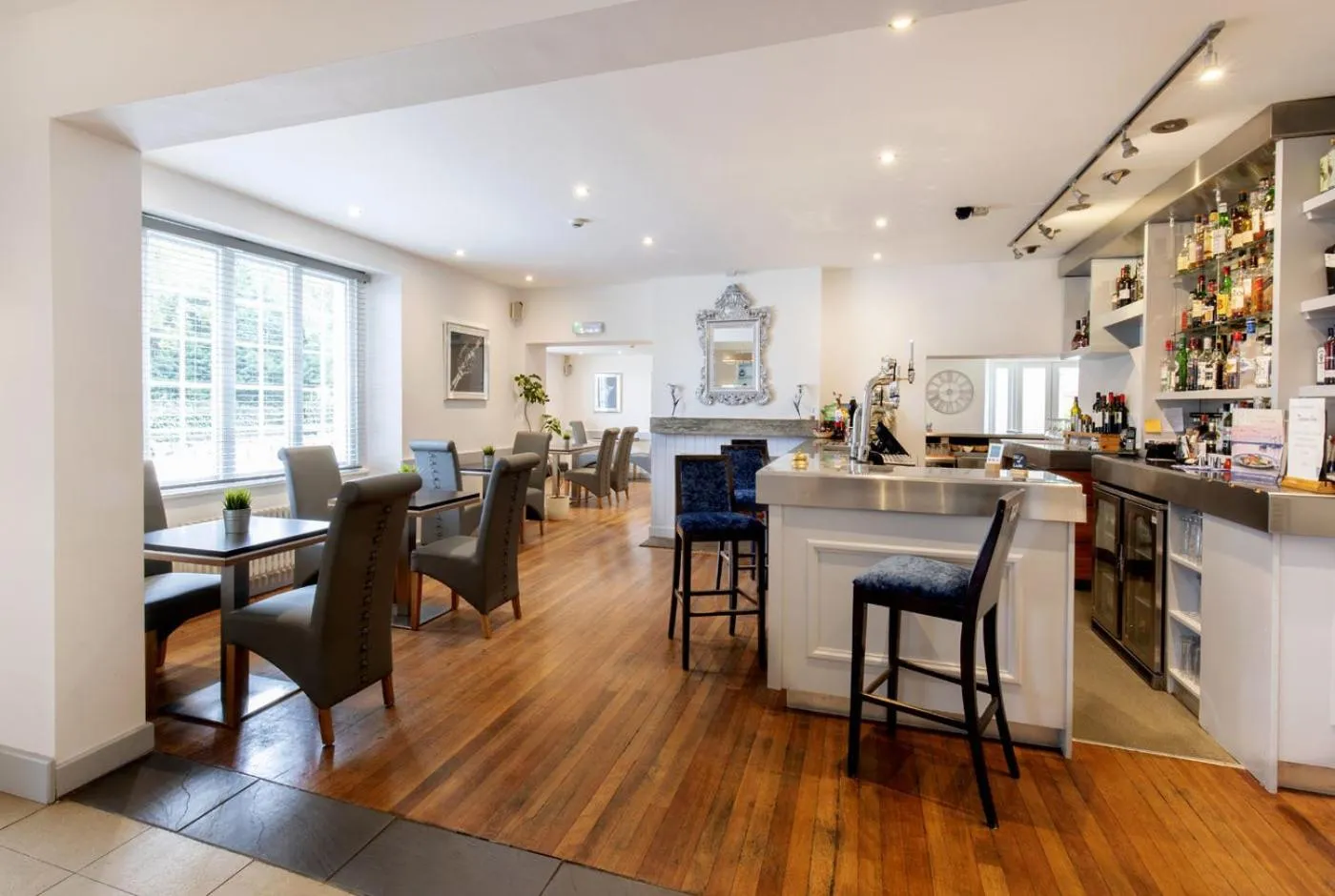 Lounge or bar in The Kings Head Country Hotel