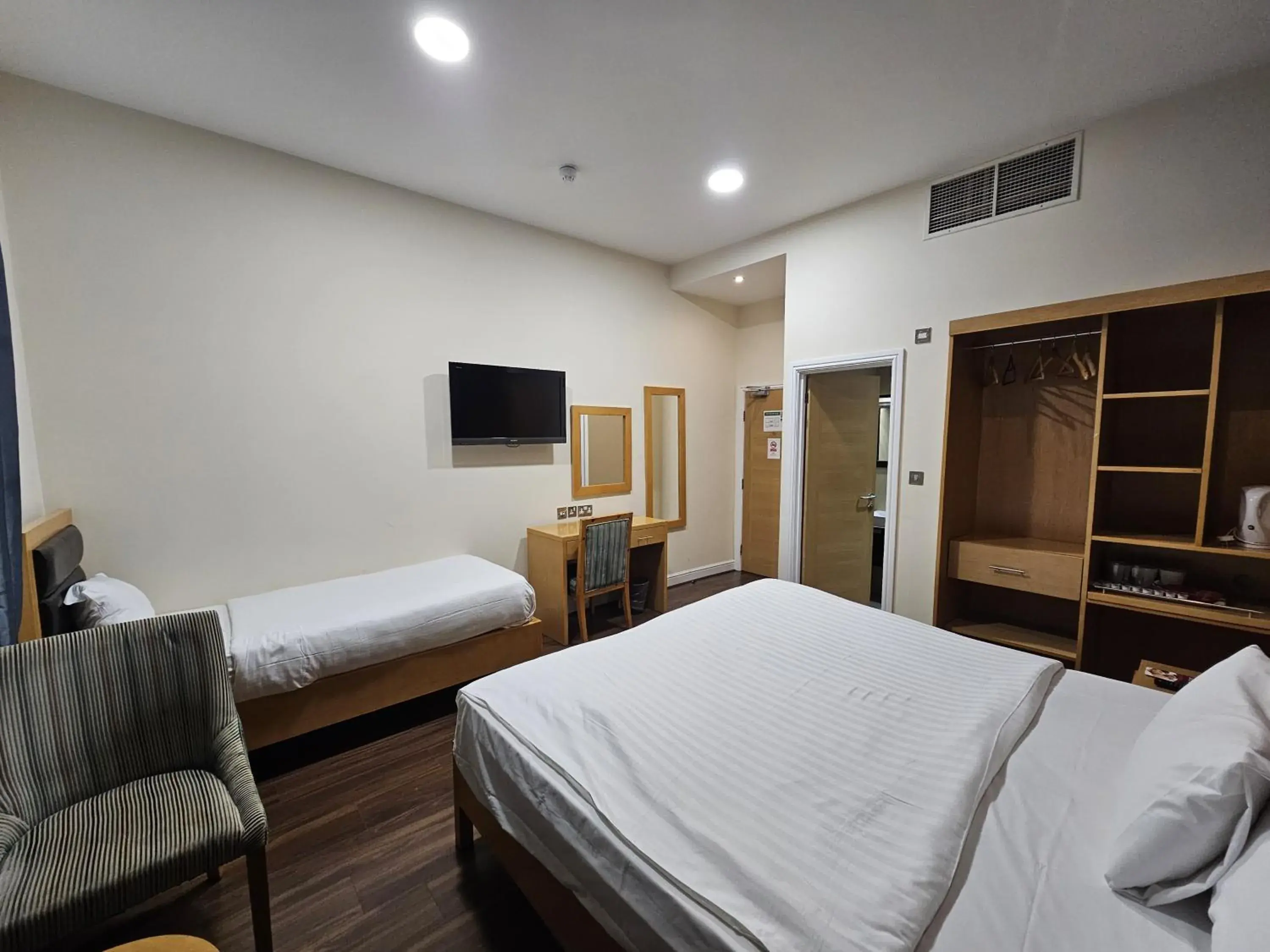 Bed in Cromwell Hotel Bed in Cromwell Hotel