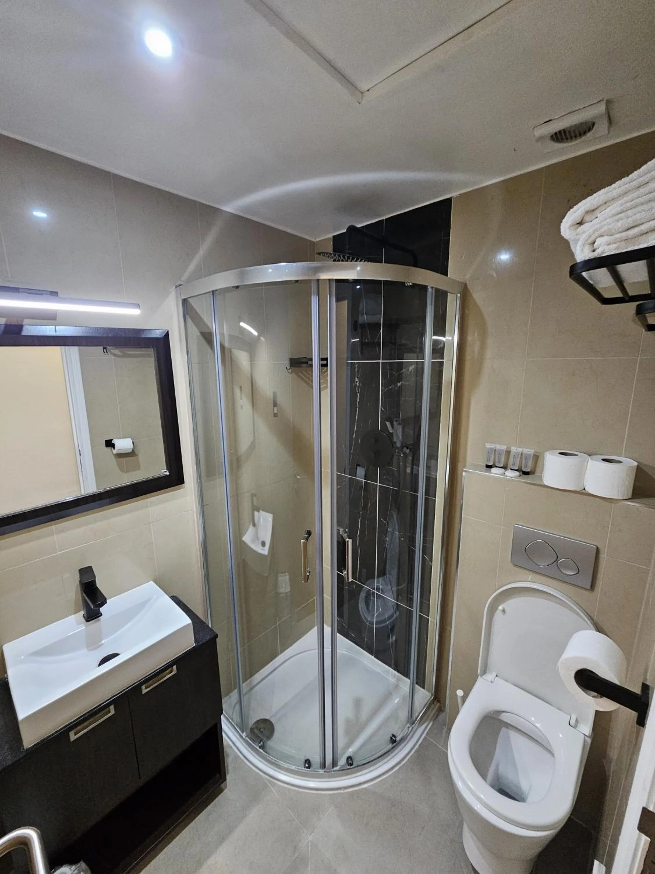 Shower in Cromwell Hotel