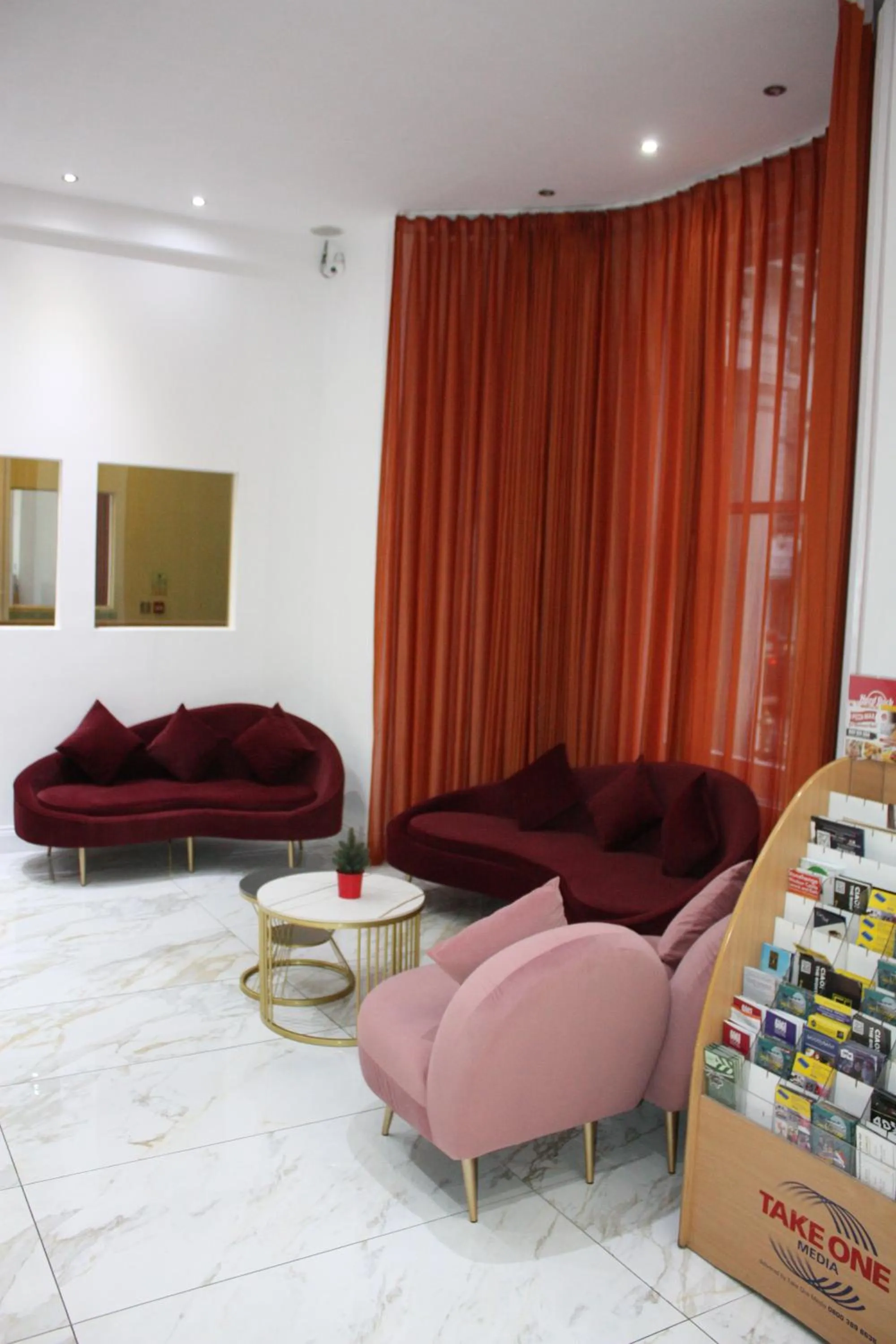 Living room in Cromwell Hotel