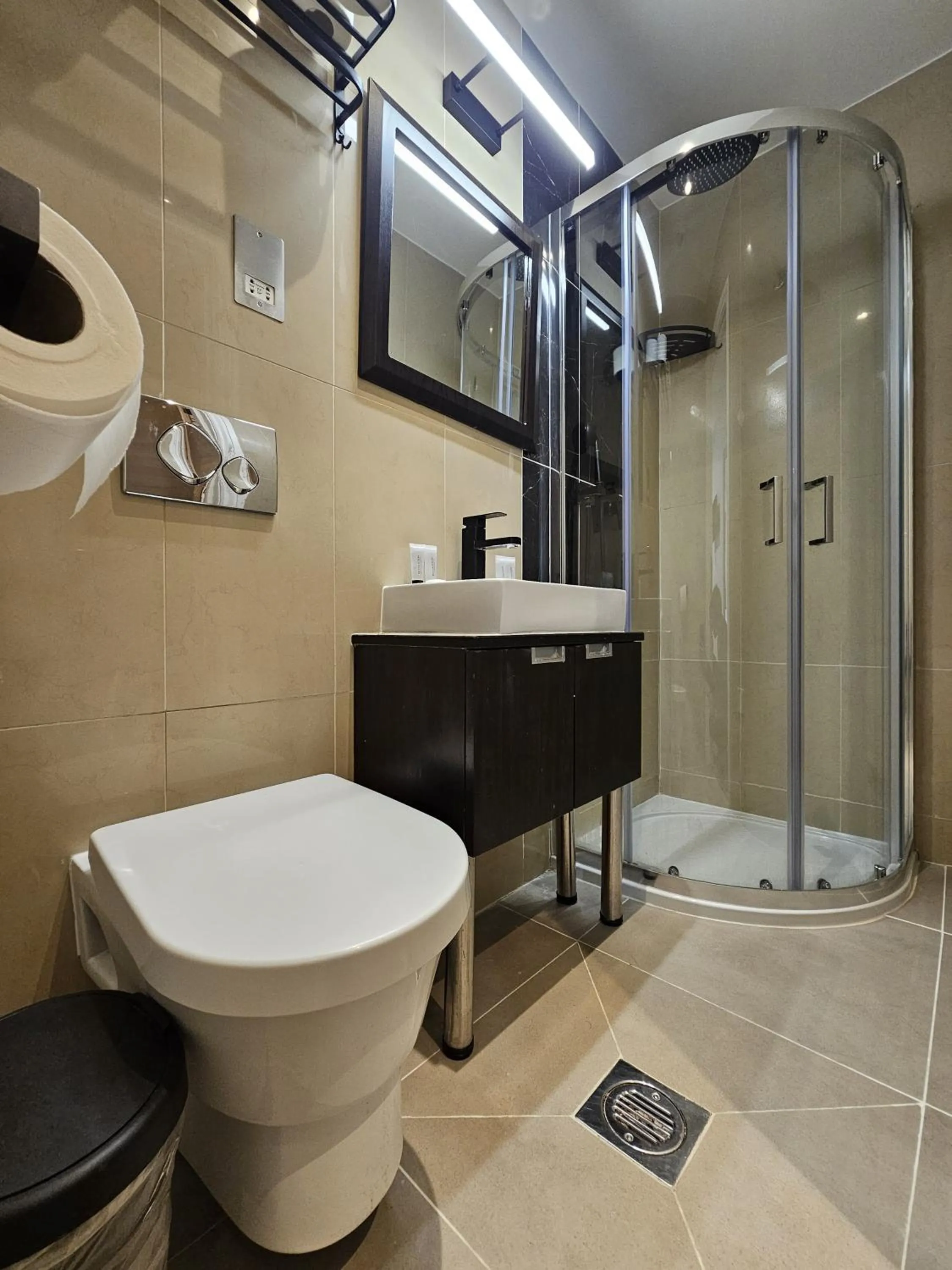 Shower in Cromwell Hotel