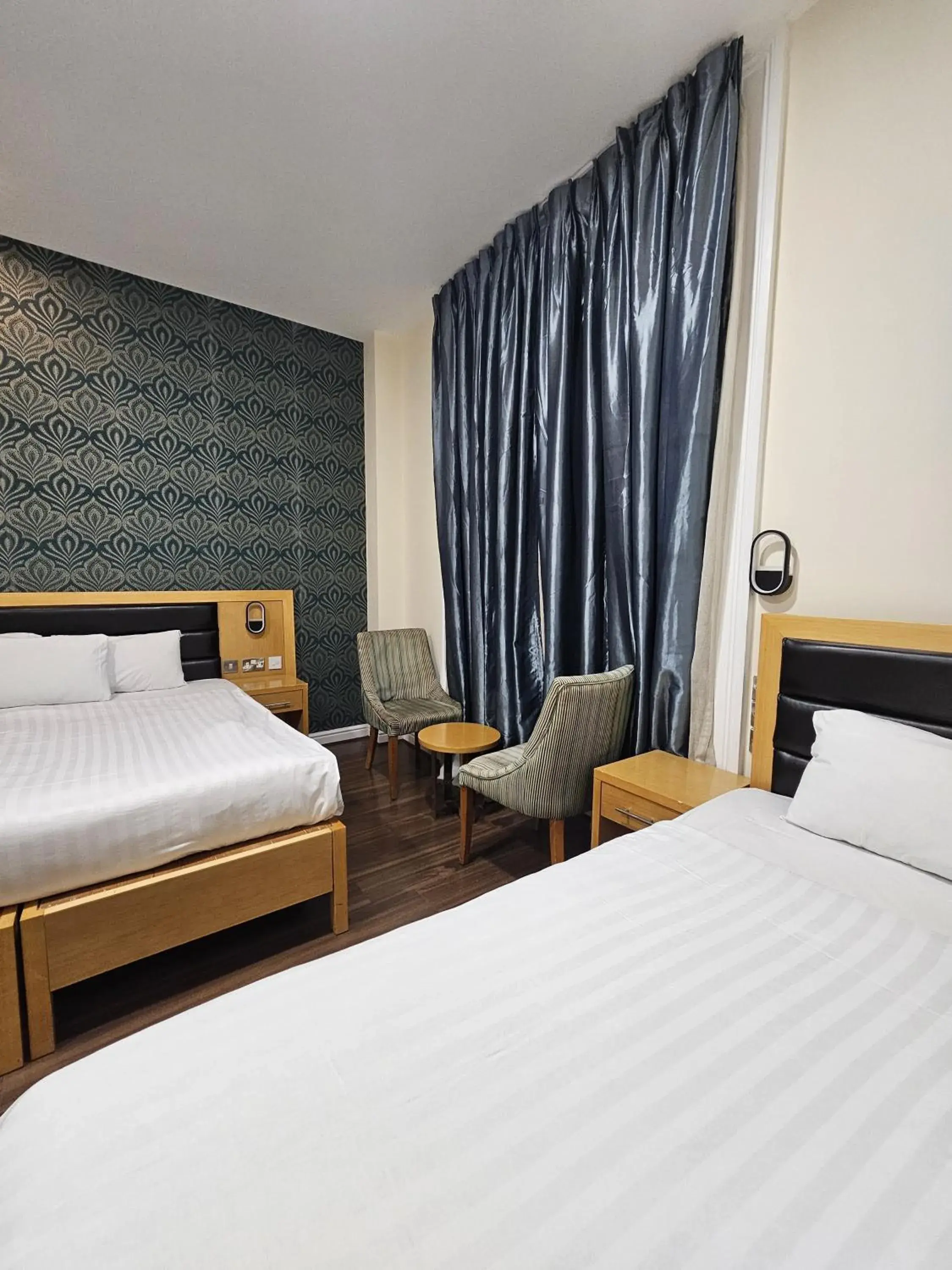 Living room, Bed in Cromwell Hotel Living room, Bed in Cromwell Hotel