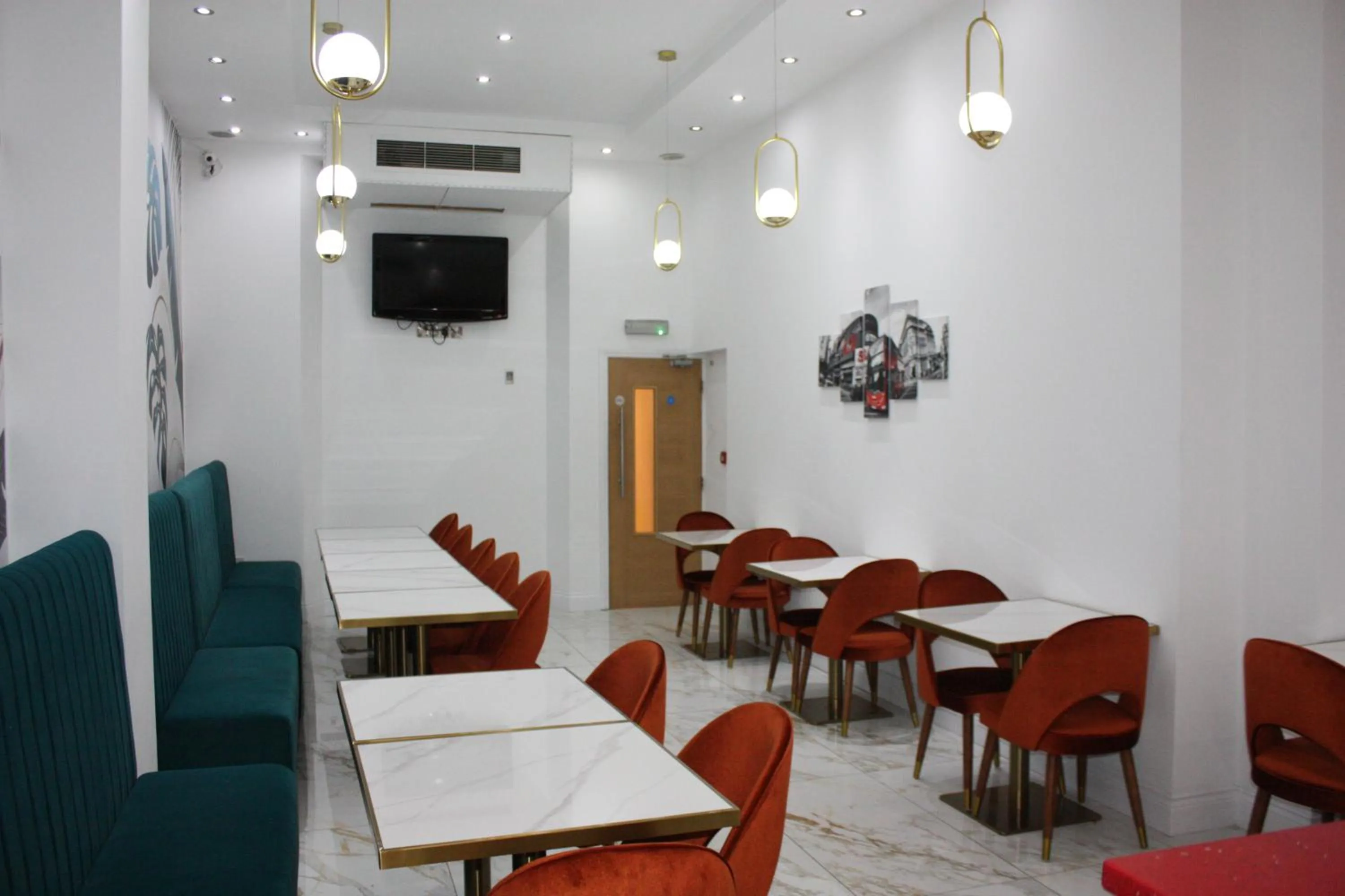 Communal lounge/ TV room in Cromwell Hotel