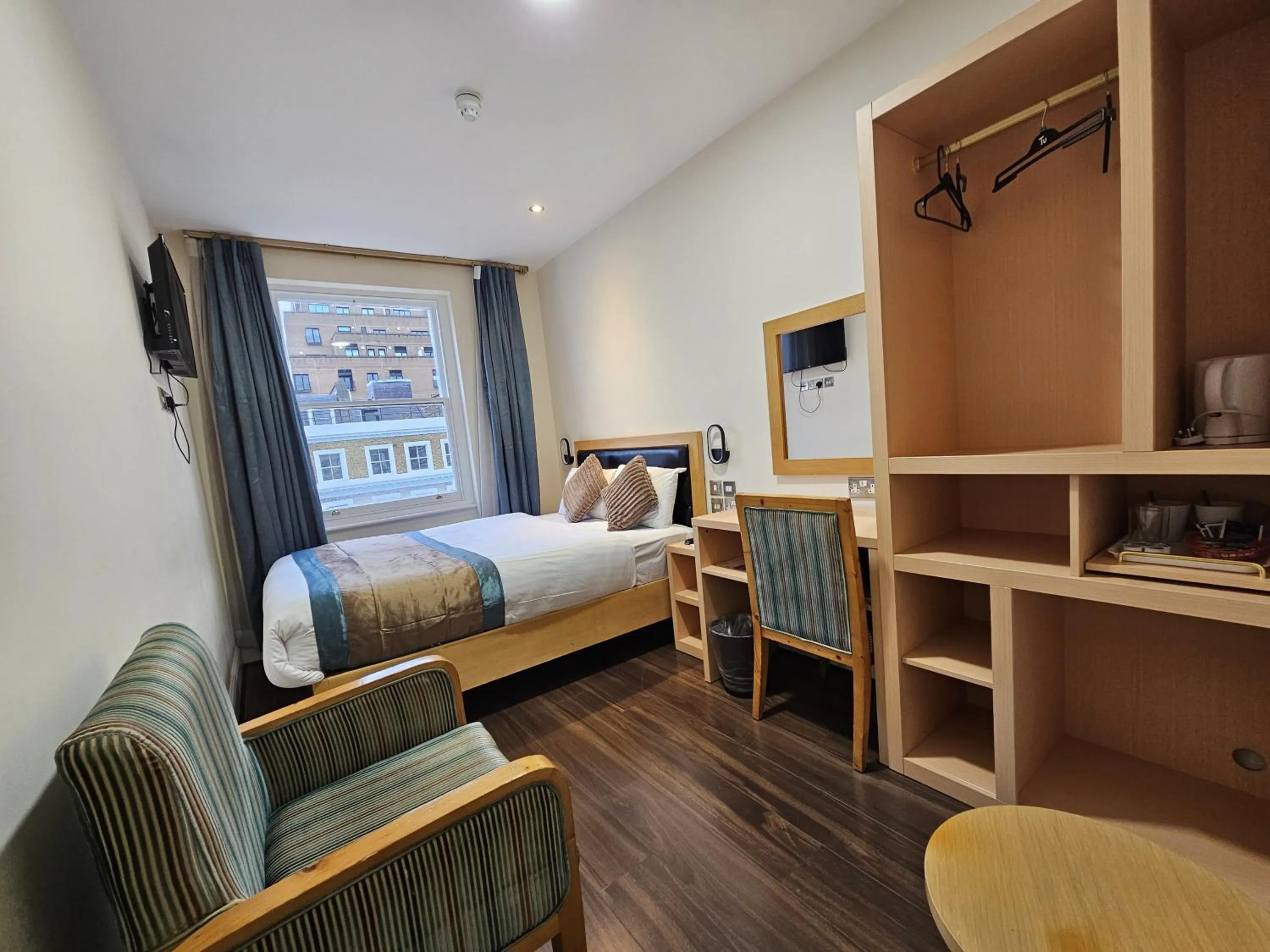 Bed in Cromwell Hotel