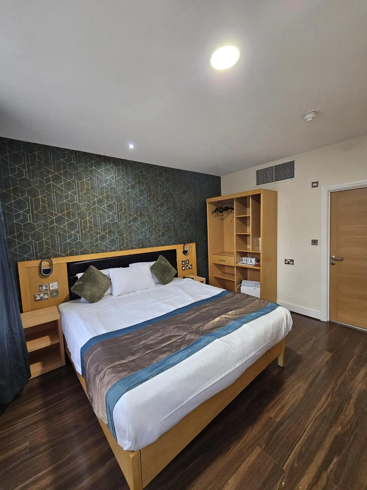 Bed in Cromwell Hotel