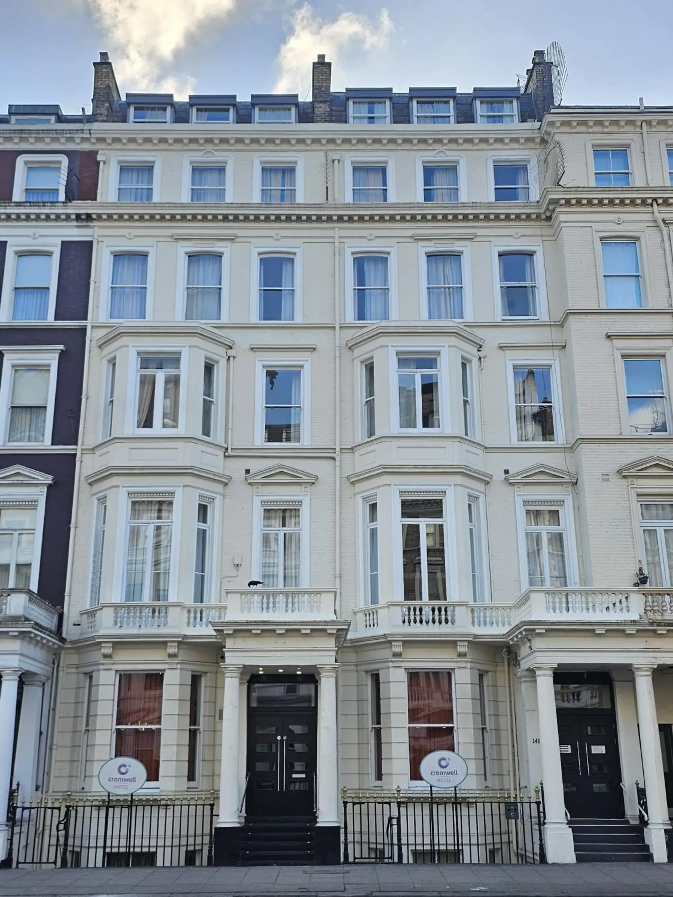 Property building in Cromwell Hotel Property building in Cromwell Hotel