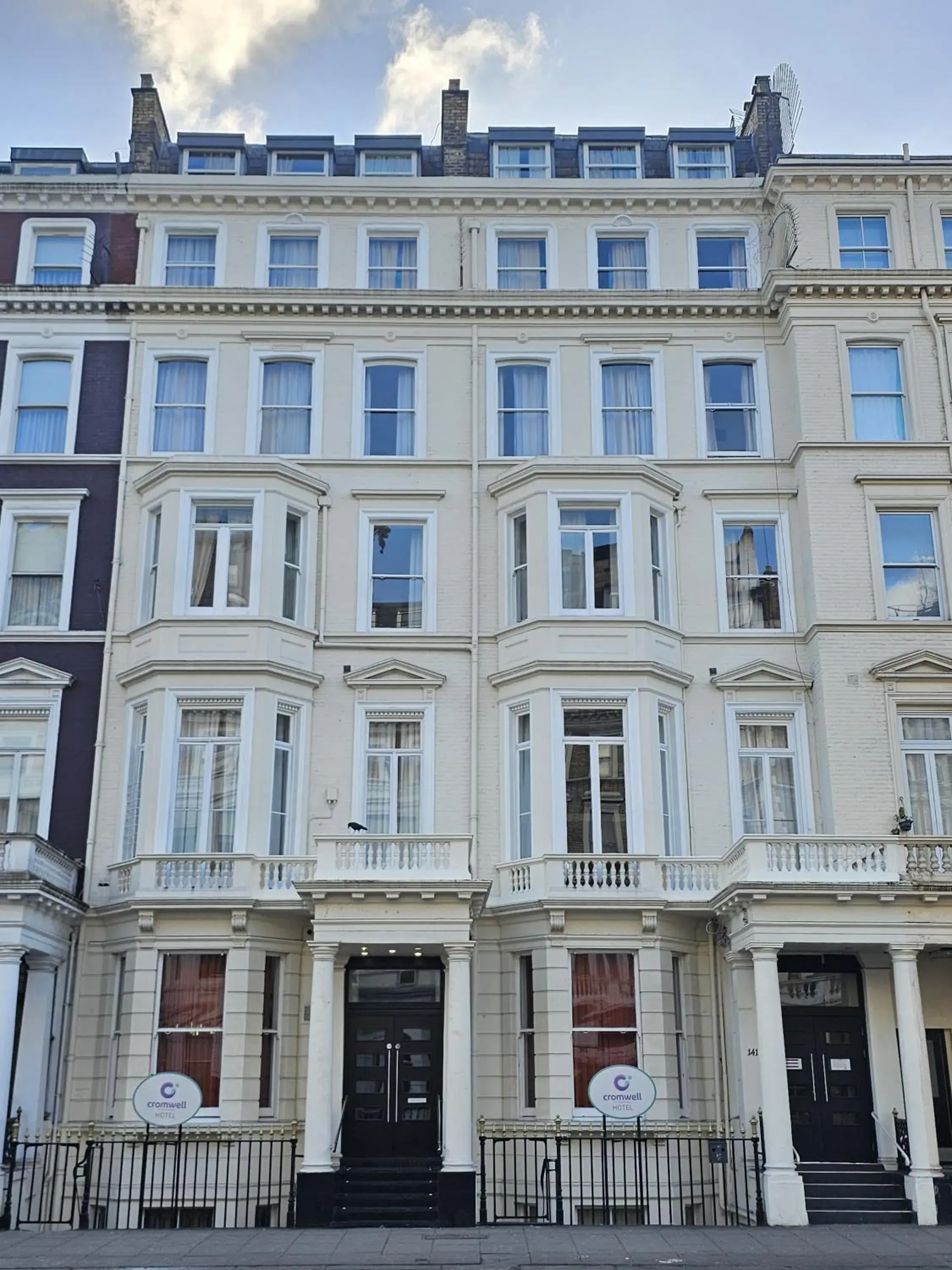 Property building in Cromwell Hotel Property building in Cromwell Hotel