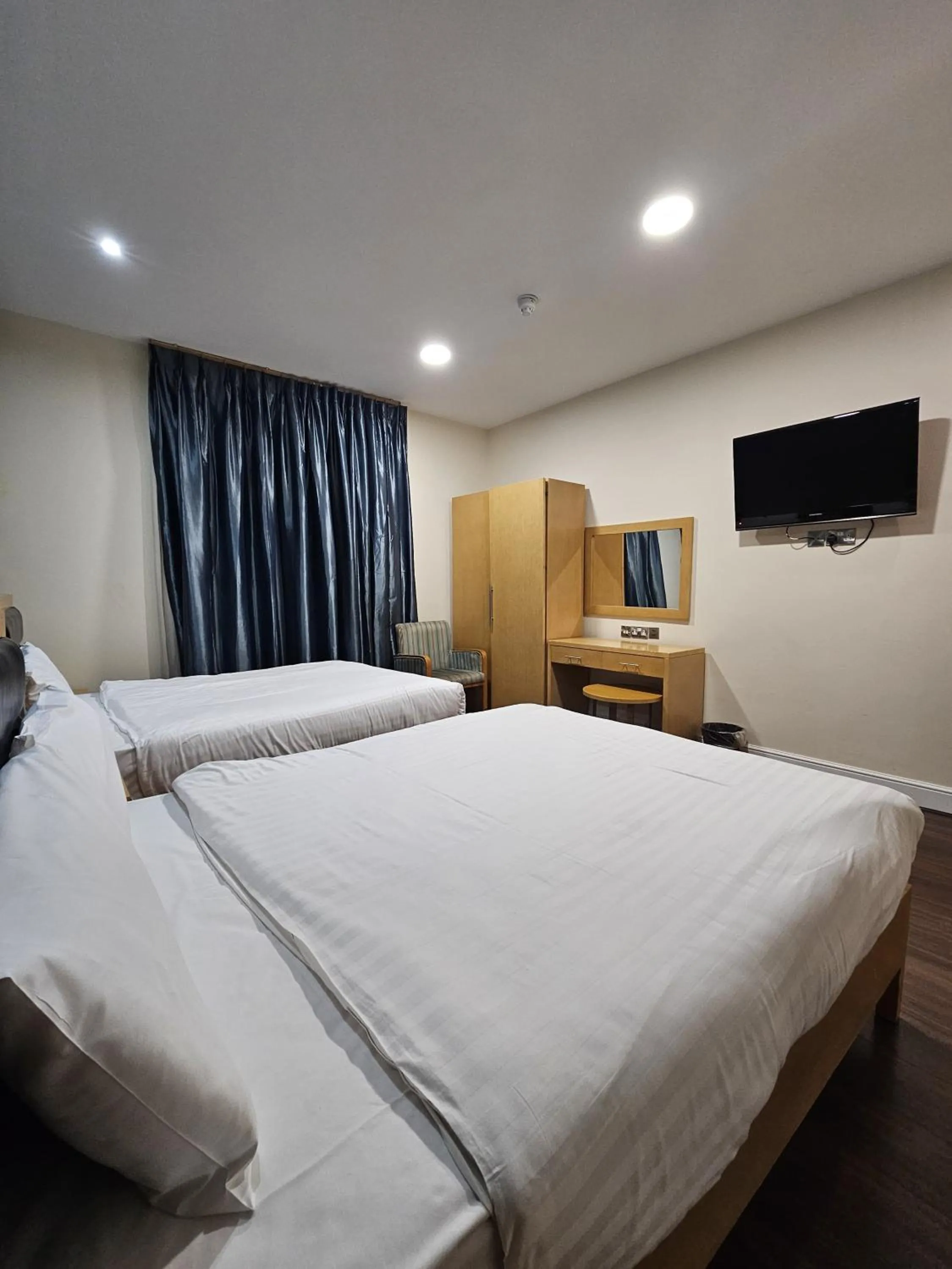 Bed in Cromwell Hotel