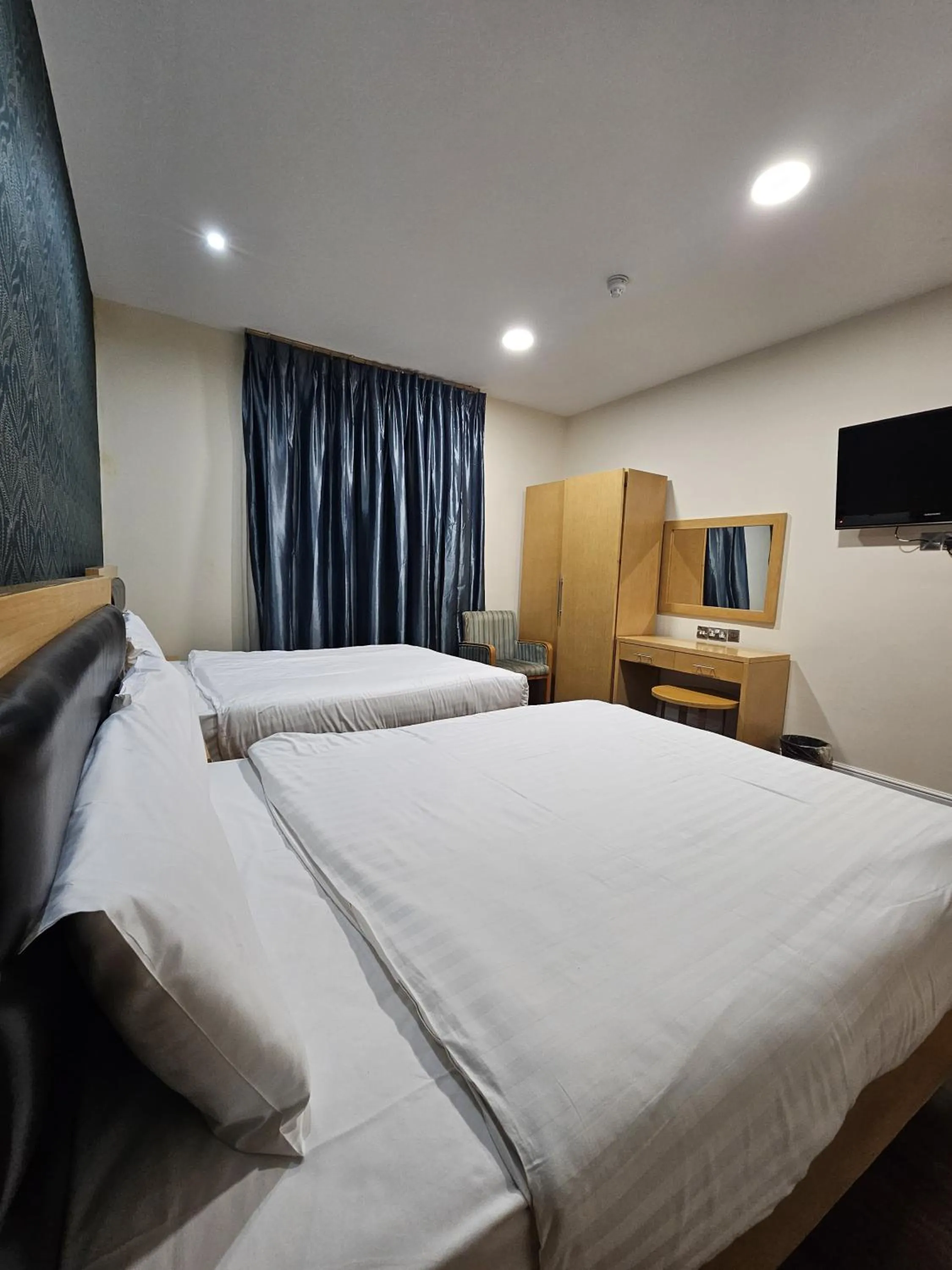 Bed in Cromwell Hotel