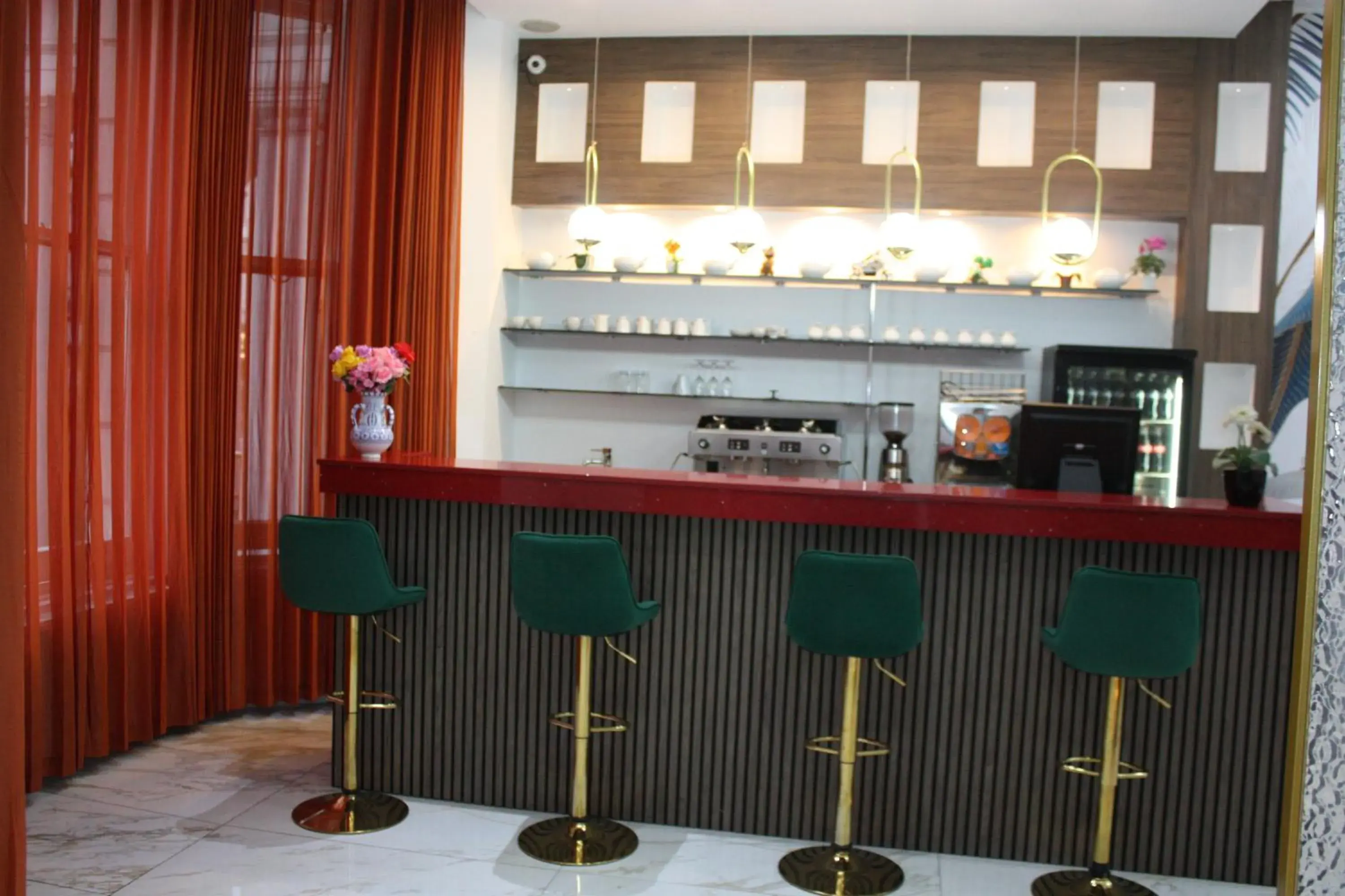 Food and drinks in Cromwell Hotel Food and drinks in Cromwell Hotel