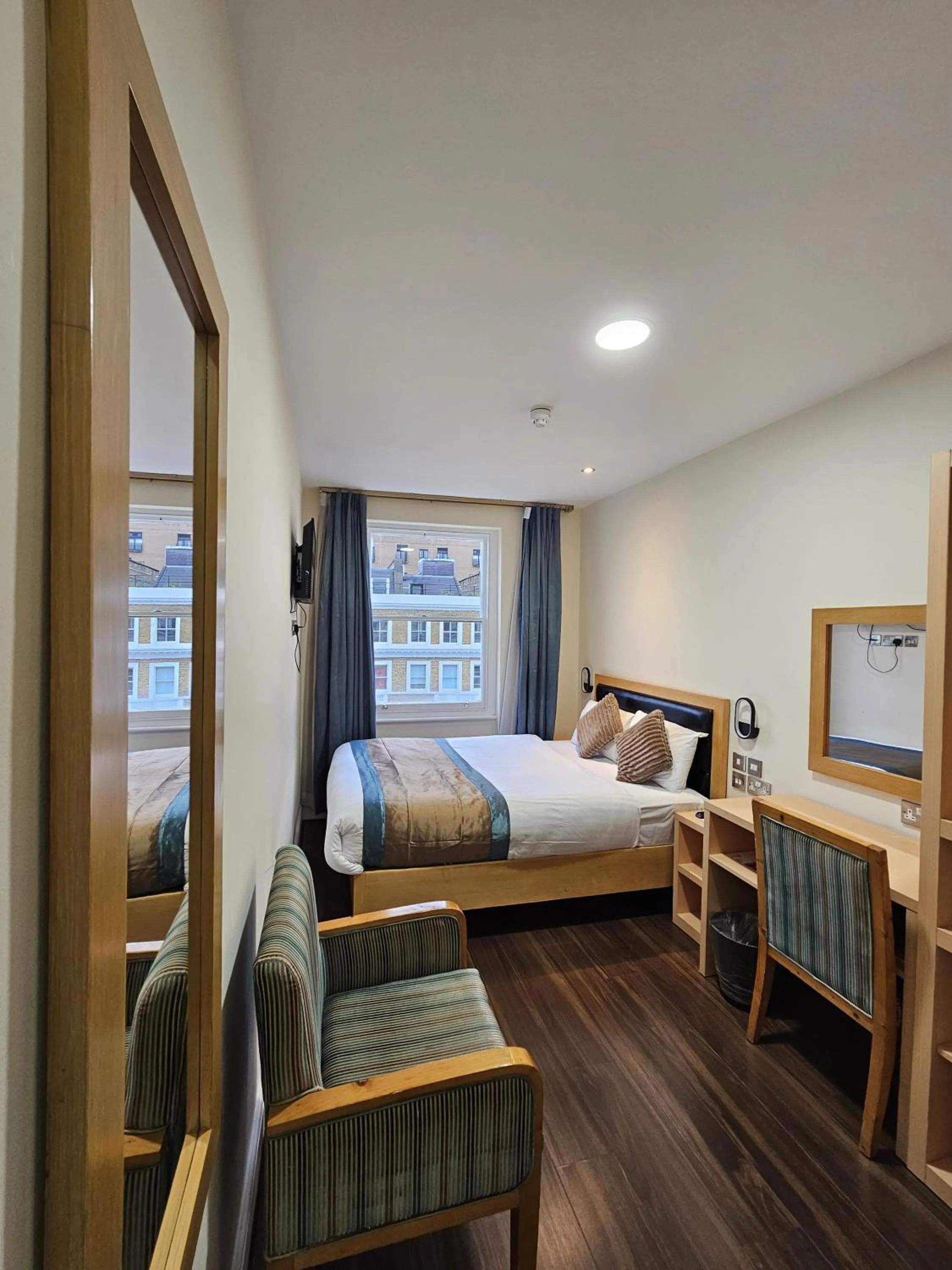 Bed in Cromwell Hotel