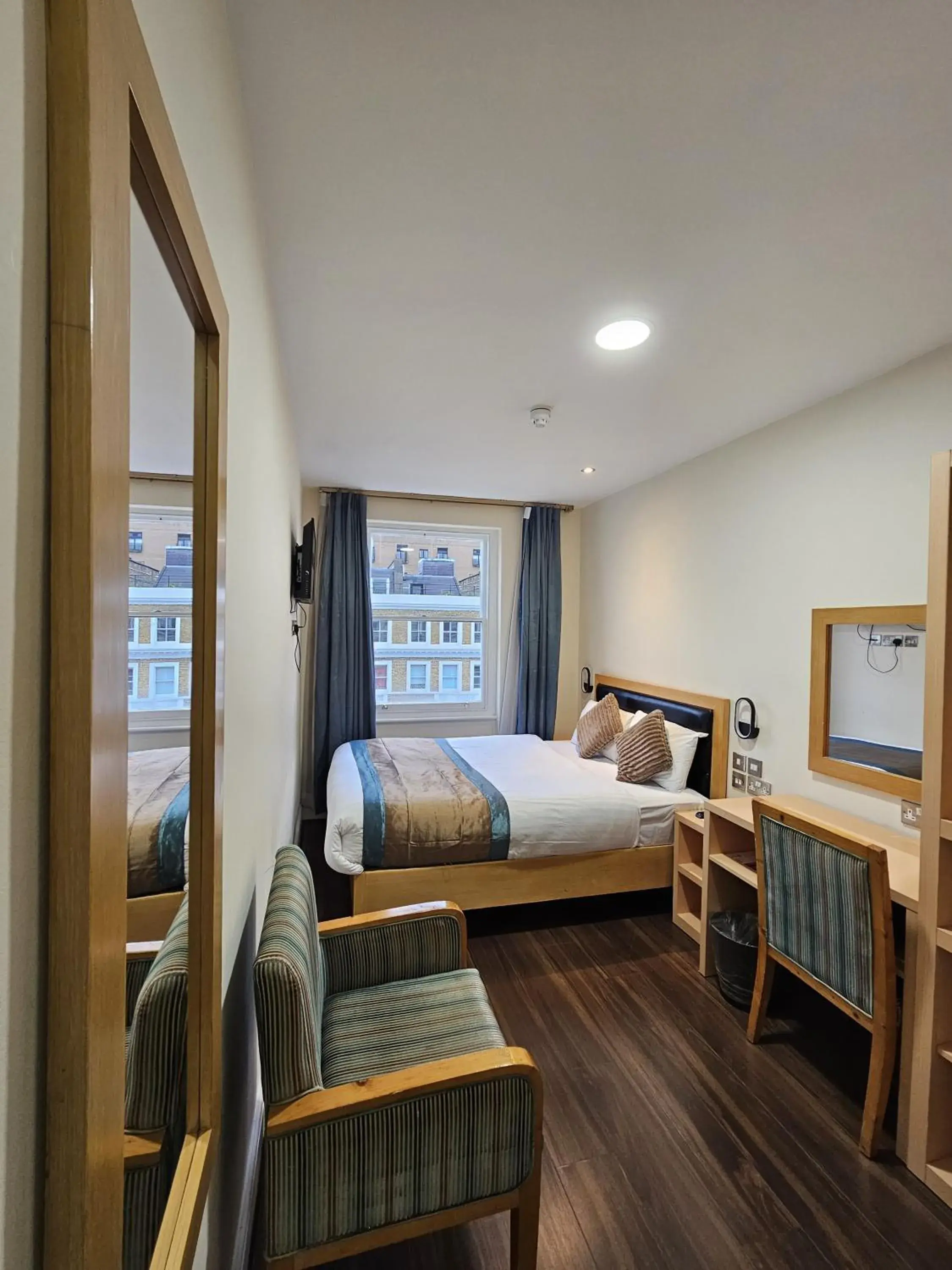 Bed in Cromwell Hotel Bed in Cromwell Hotel