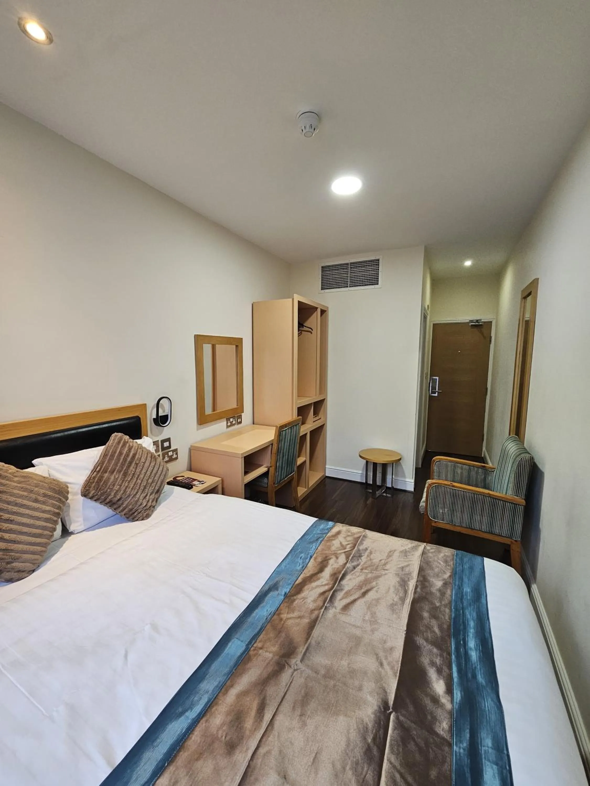 Bed in Cromwell Hotel