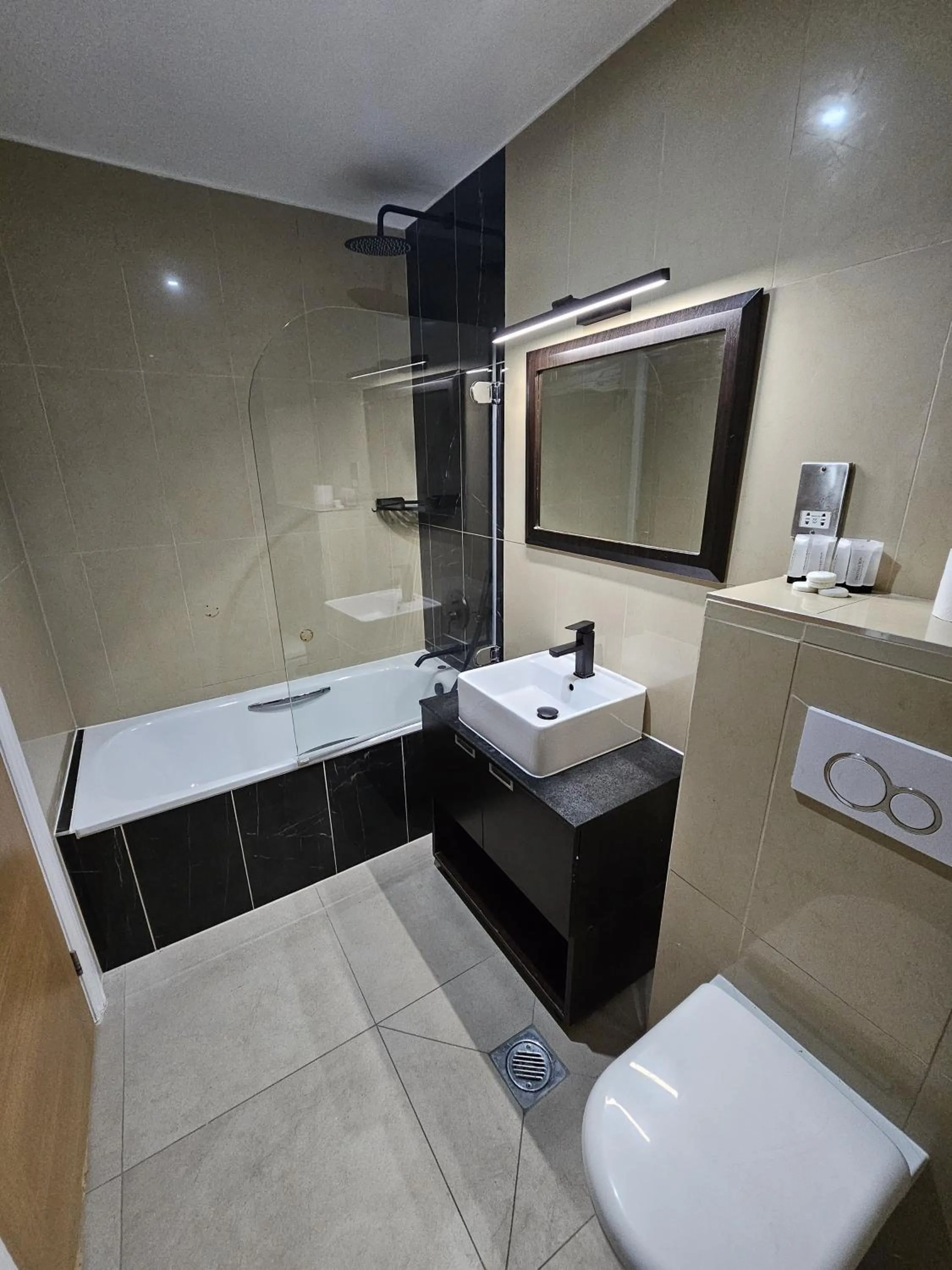 Shower in Cromwell Hotel