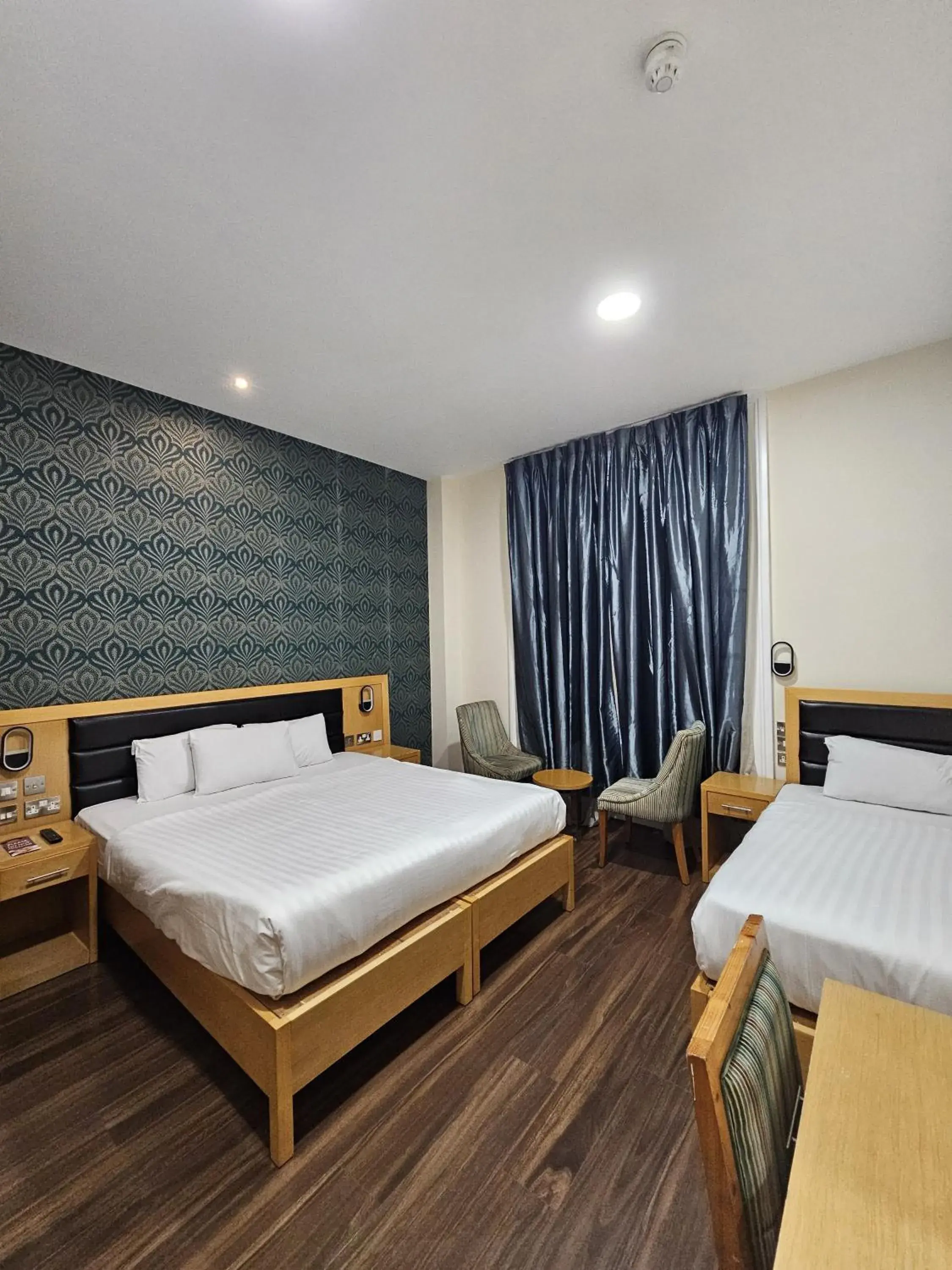 Bed in Cromwell Hotel Bed in Cromwell Hotel