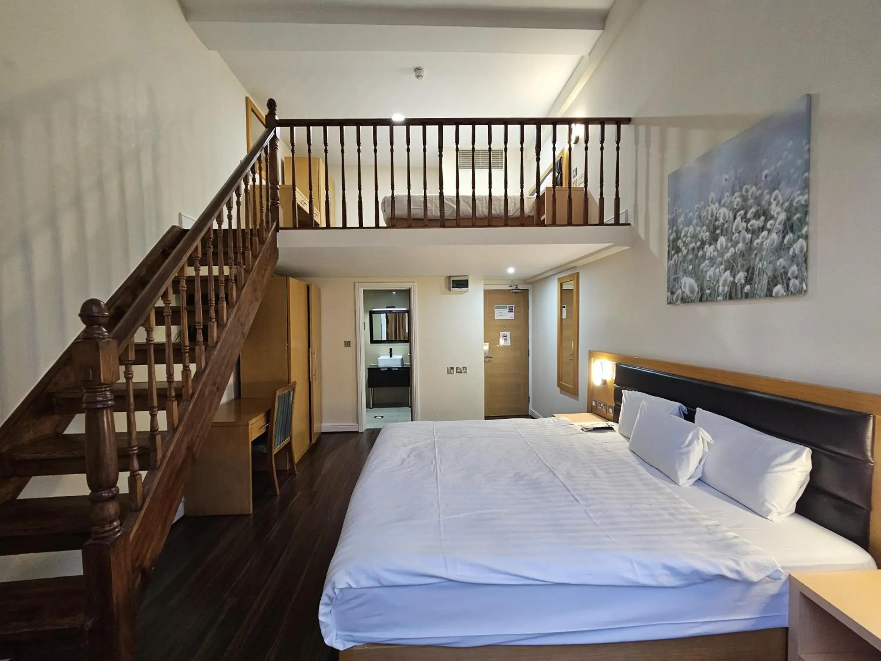 Bed in Cromwell Hotel Bed in Cromwell Hotel