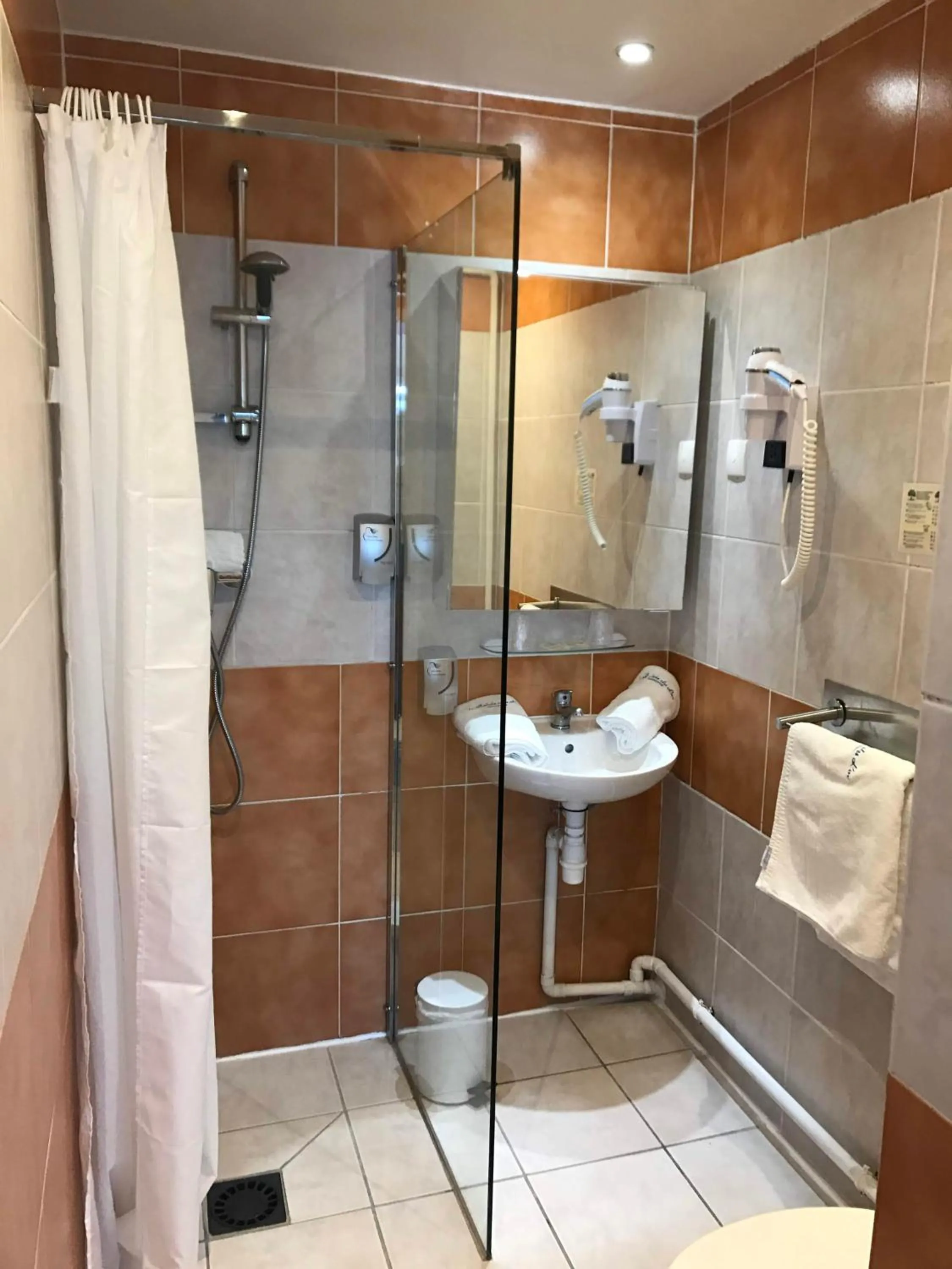 Shower in Le Relais Du Lac