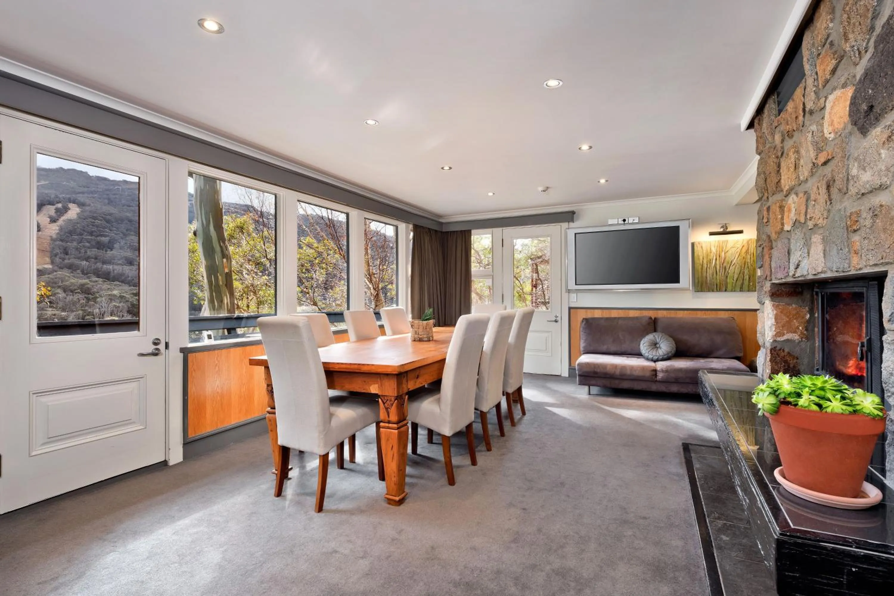 Communal lounge/ TV room in Pure Chalet Thredbo