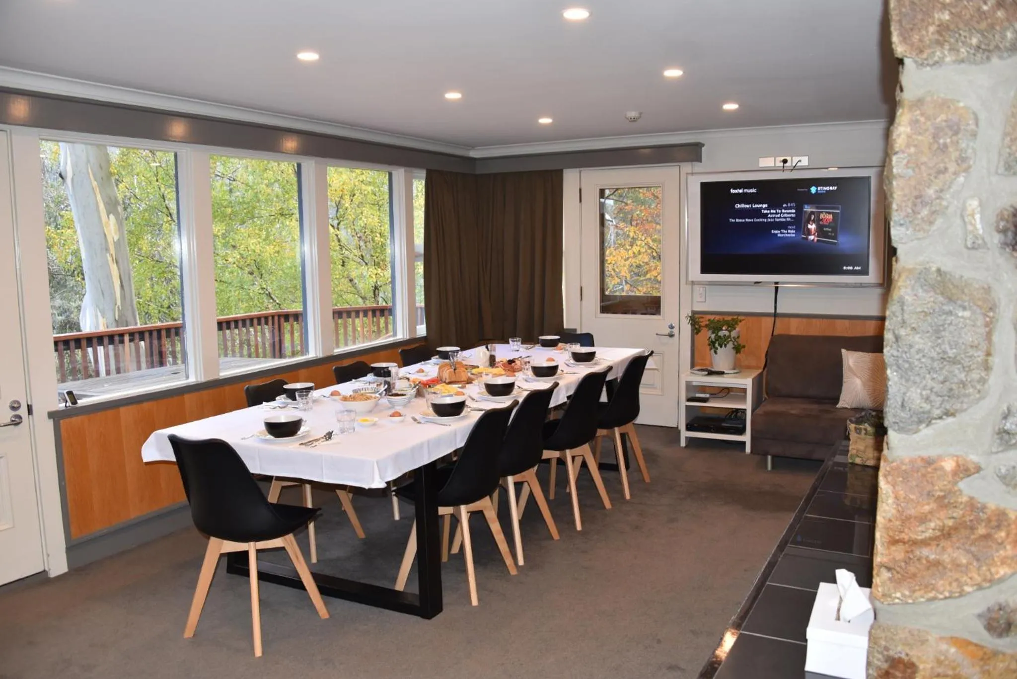 Communal lounge/ TV room in Pure Chalet Thredbo