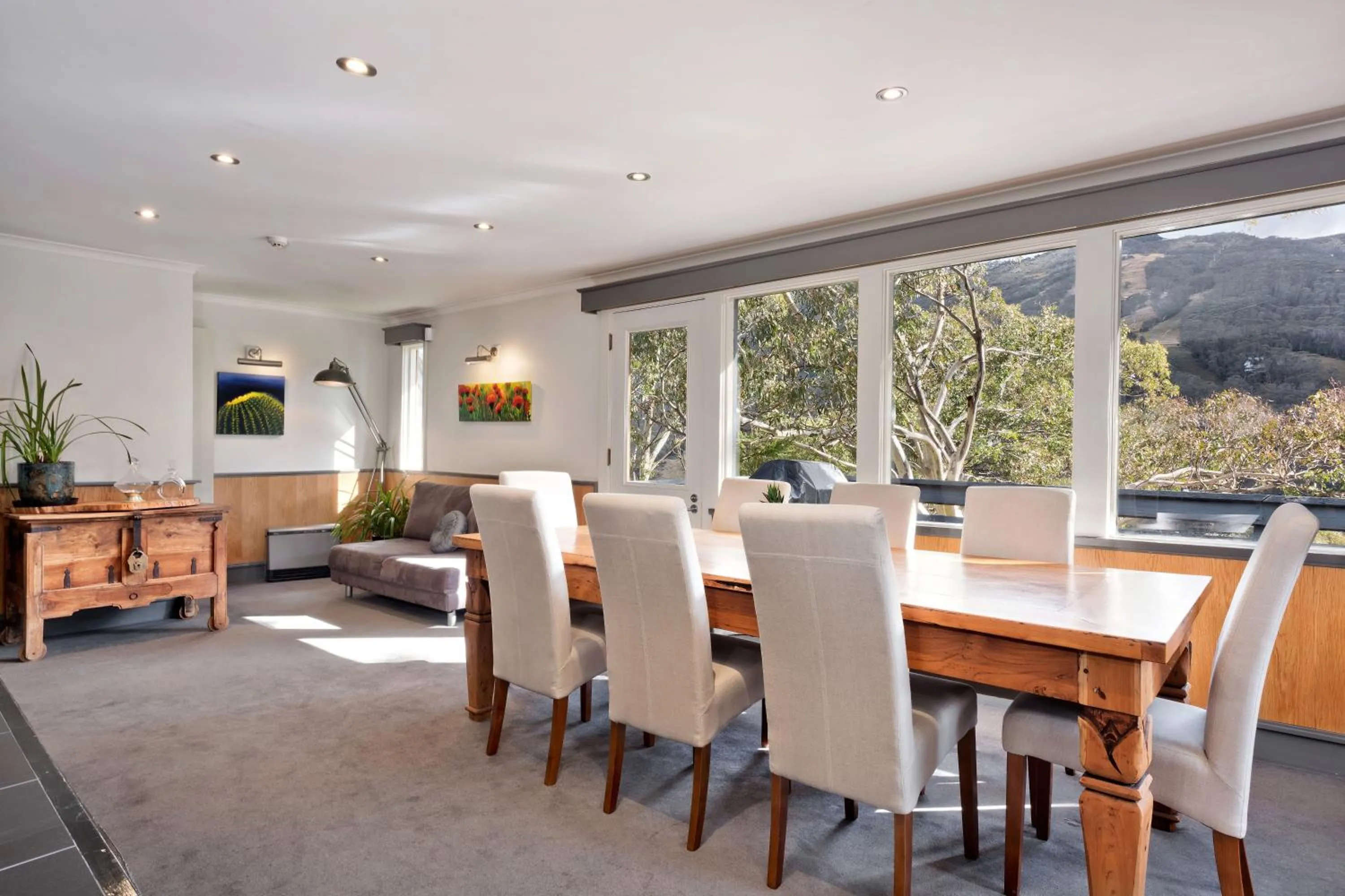 Communal lounge/ TV room in Pure Chalet Thredbo