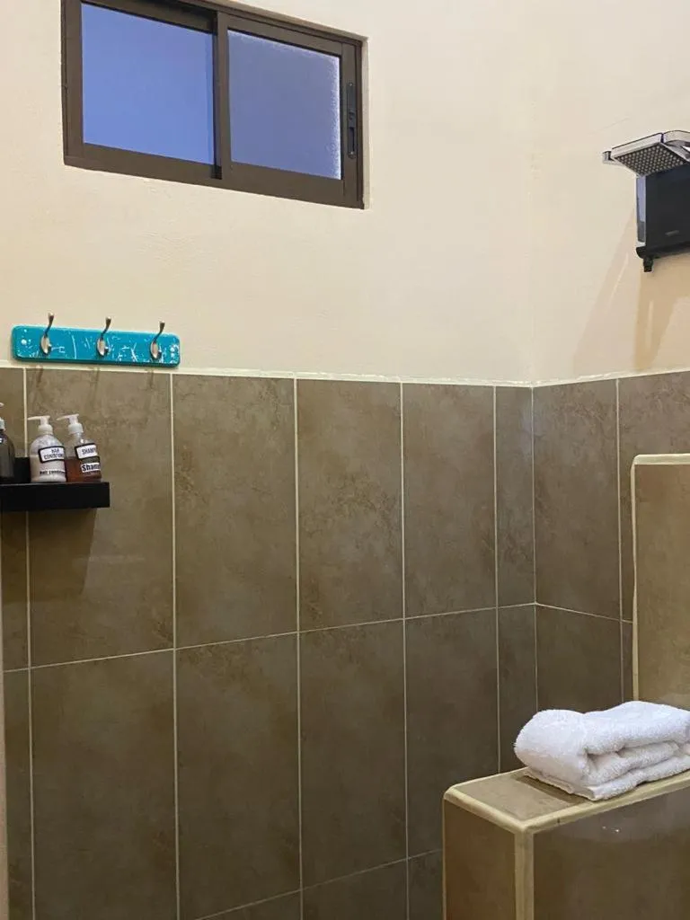 Bathroom in Millenium Manuel Antonio Park and beach