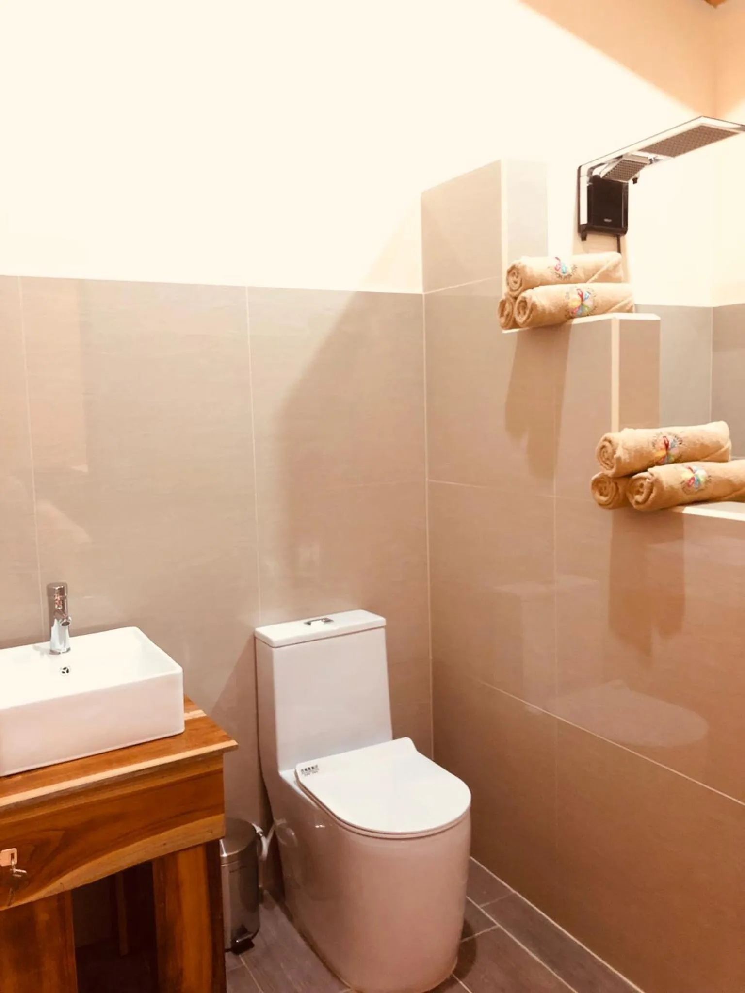 Bathroom in Millenium Manuel Antonio Park and beach