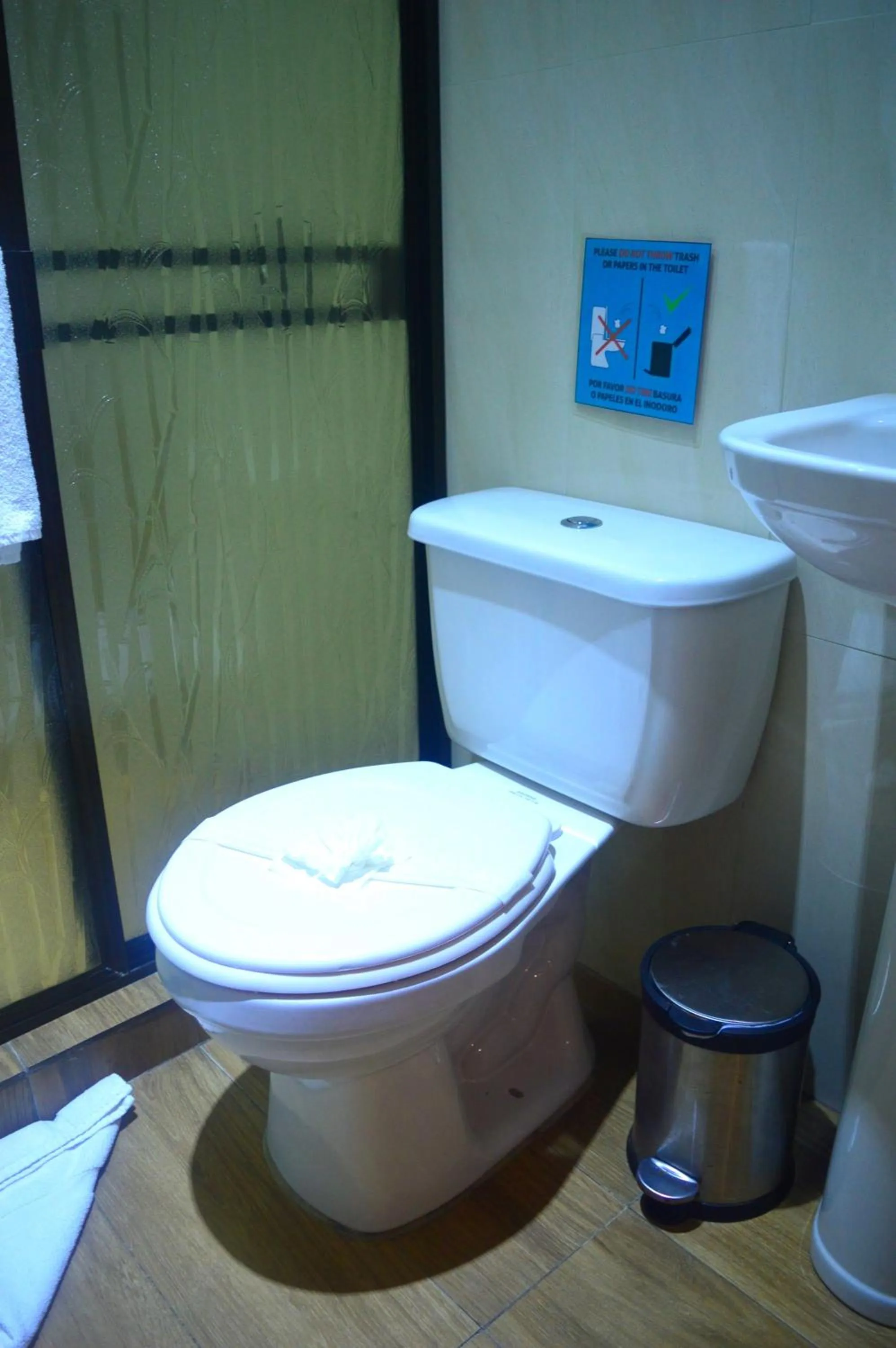 Bathroom in Millenium Manuel Antonio Park and beach