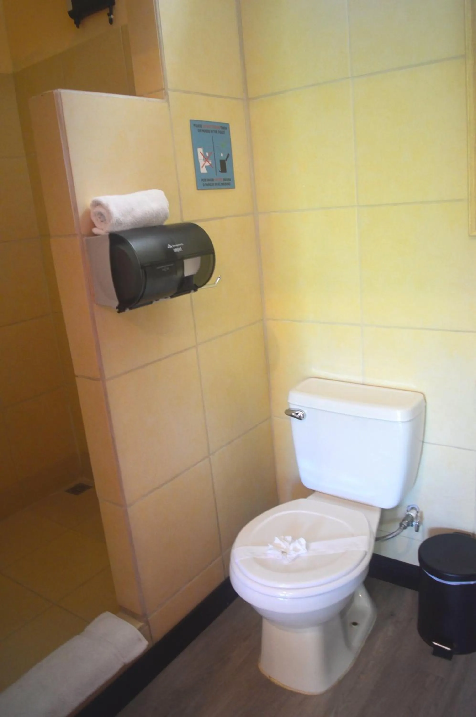 Bathroom in Millenium Manuel Antonio Park and beach