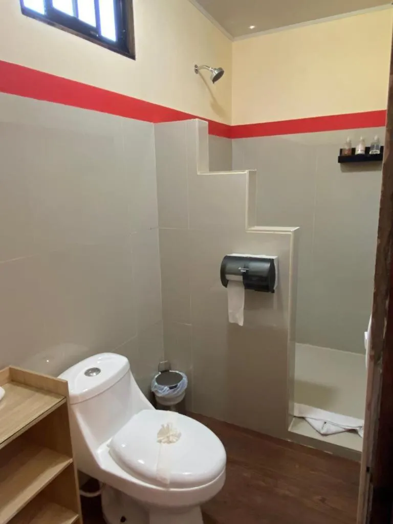 Bathroom in Millenium Manuel Antonio Park and beach