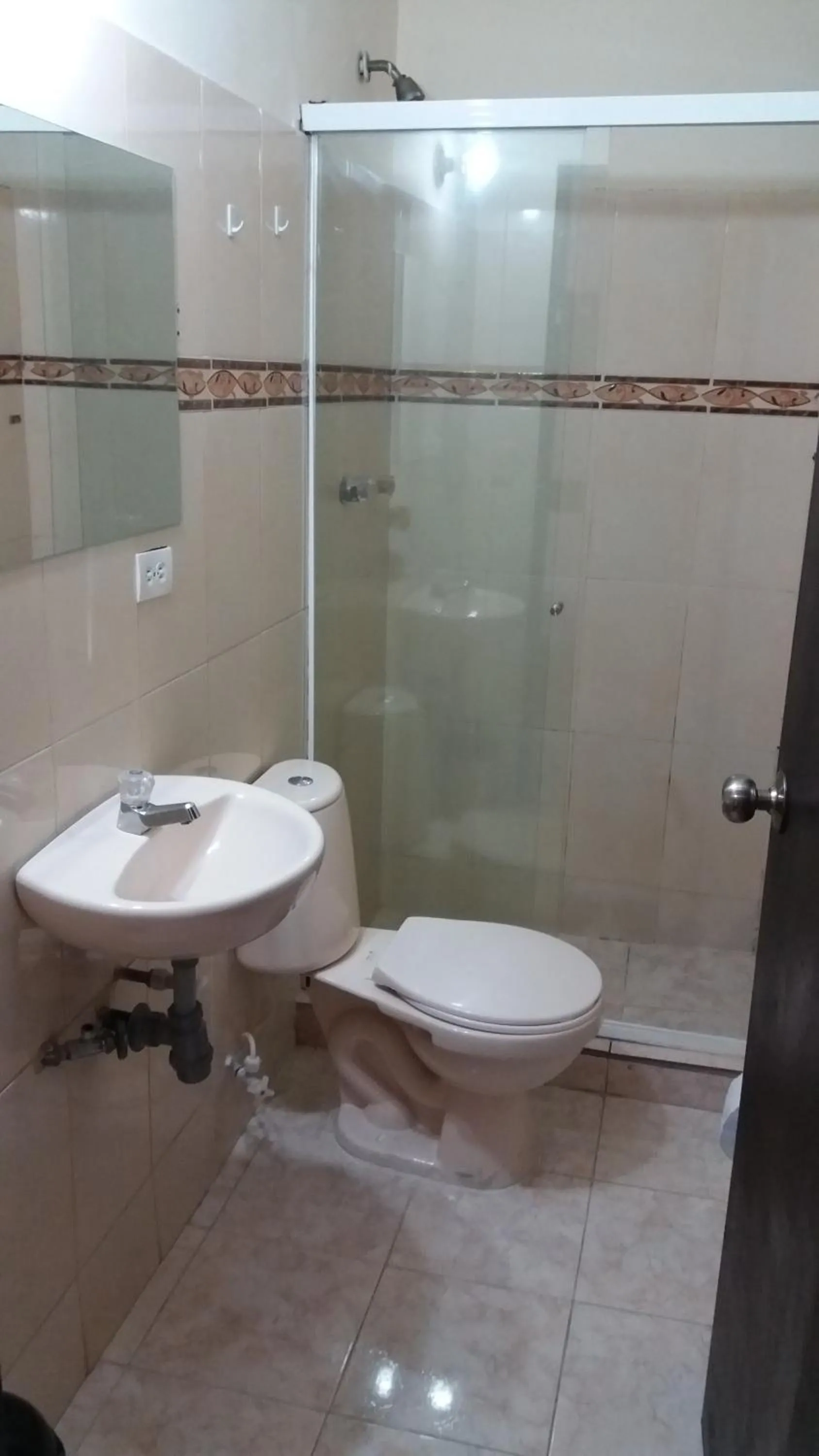 Bathroom in hotel medellin calasanz