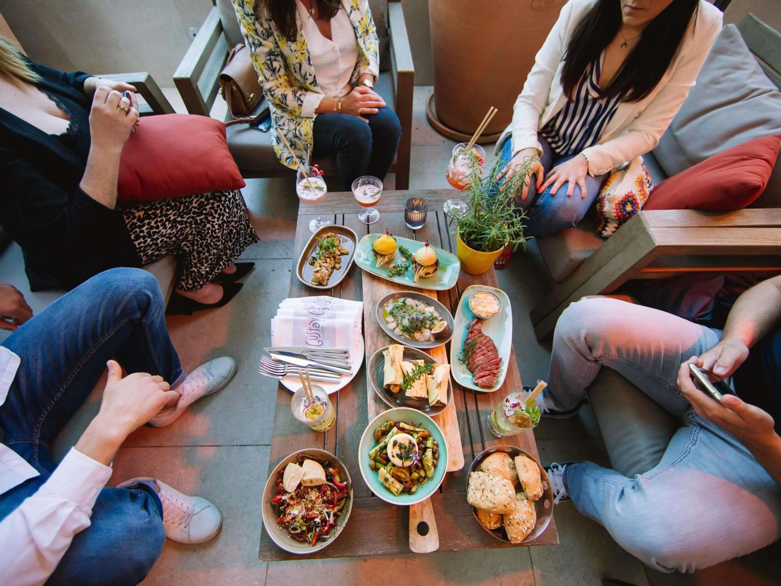 Restaurant/places to eat in Mercure Avignon Gare TGV