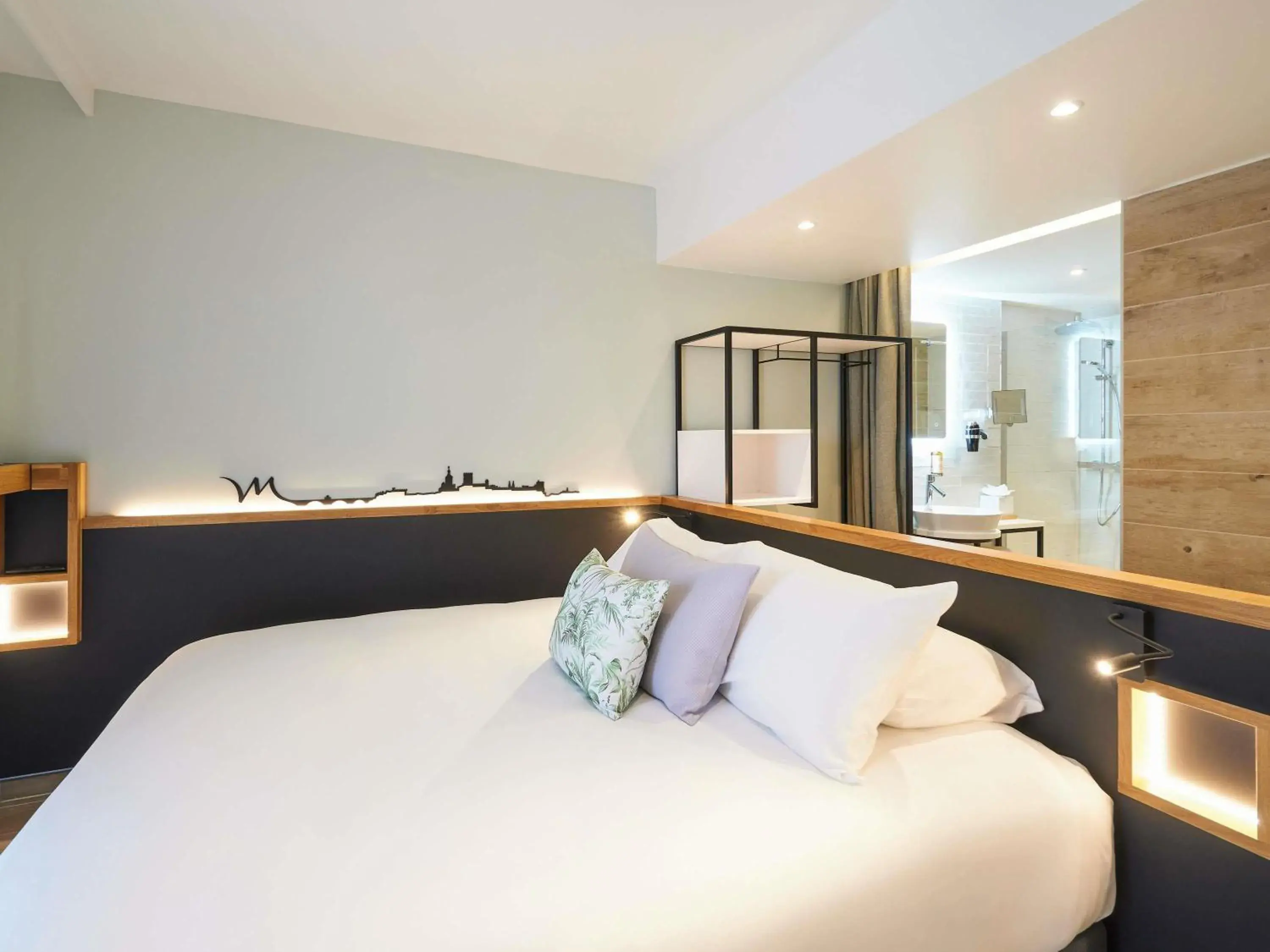 Bedroom, Bed in Mercure Avignon Gare TGV Bedroom, Bed in Mercure Avignon Gare TGV