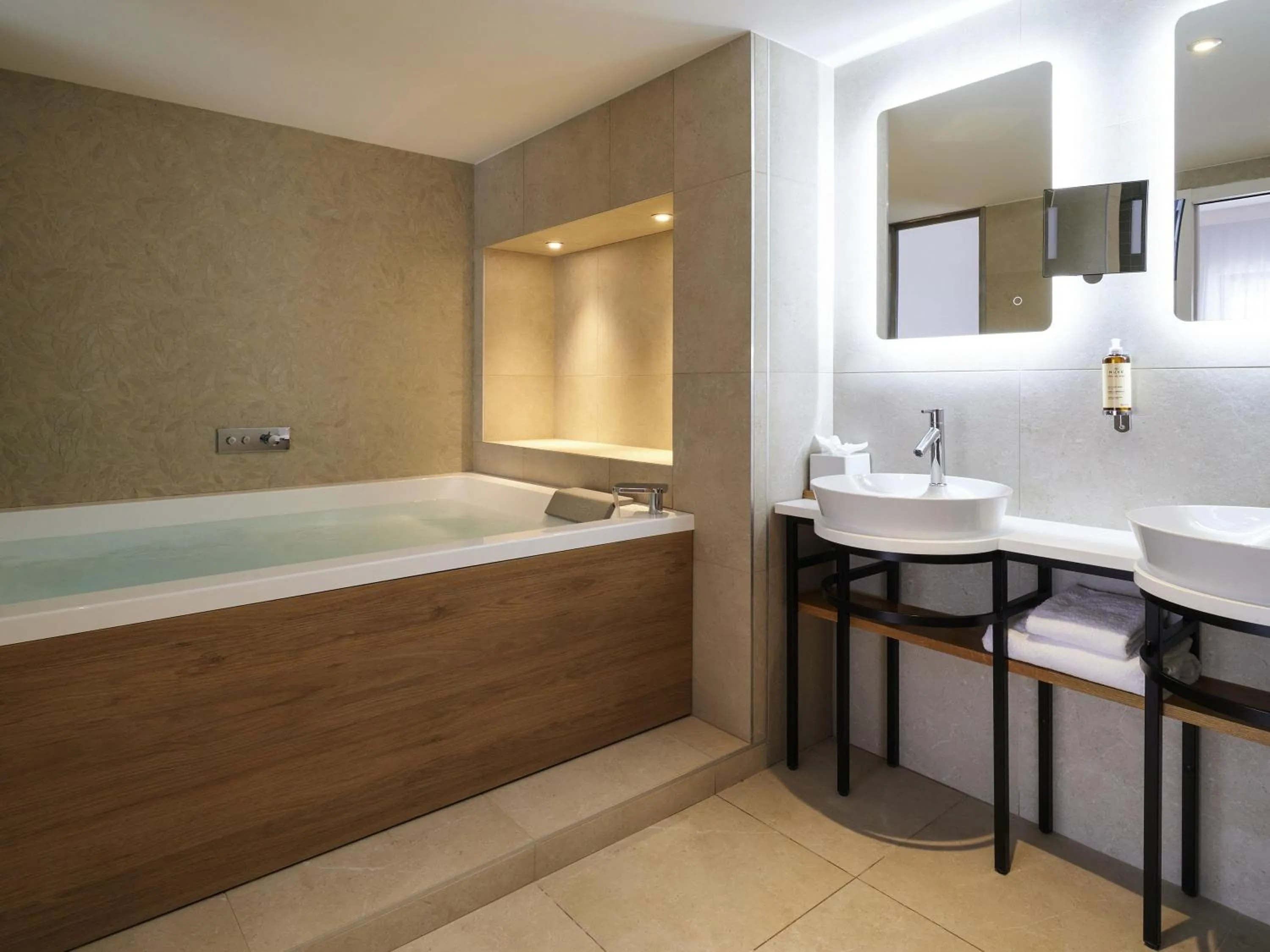 Bedroom in Mercure Avignon Gare TGV