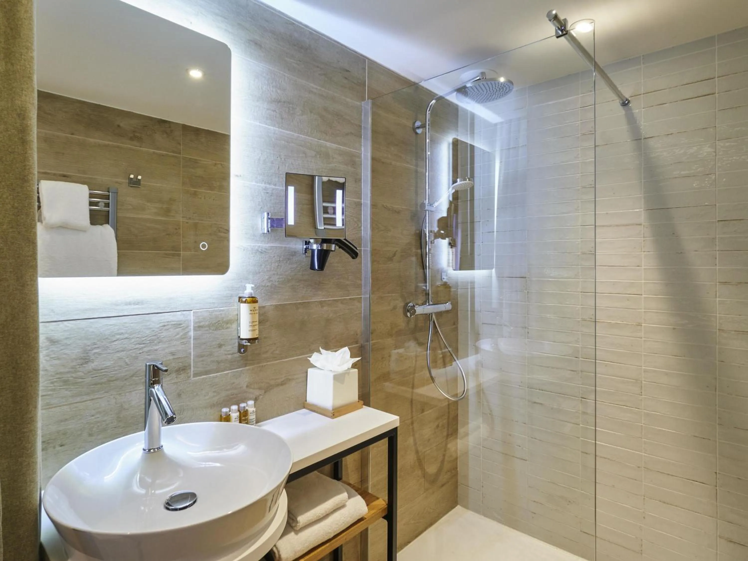 Bedroom in Mercure Avignon Gare TGV