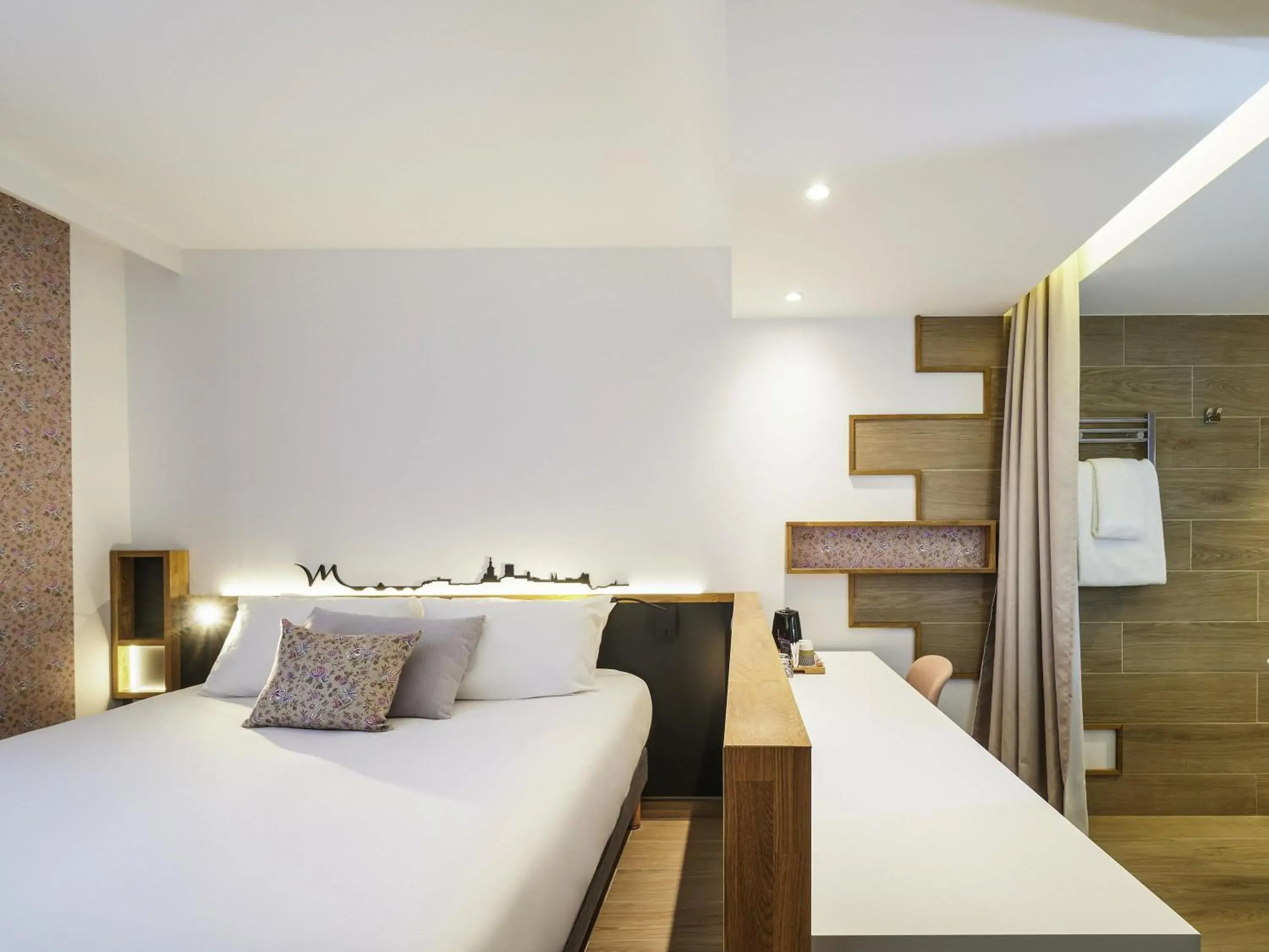 Bedroom, Bed in Mercure Avignon Gare TGV Bedroom, Bed in Mercure Avignon Gare TGV