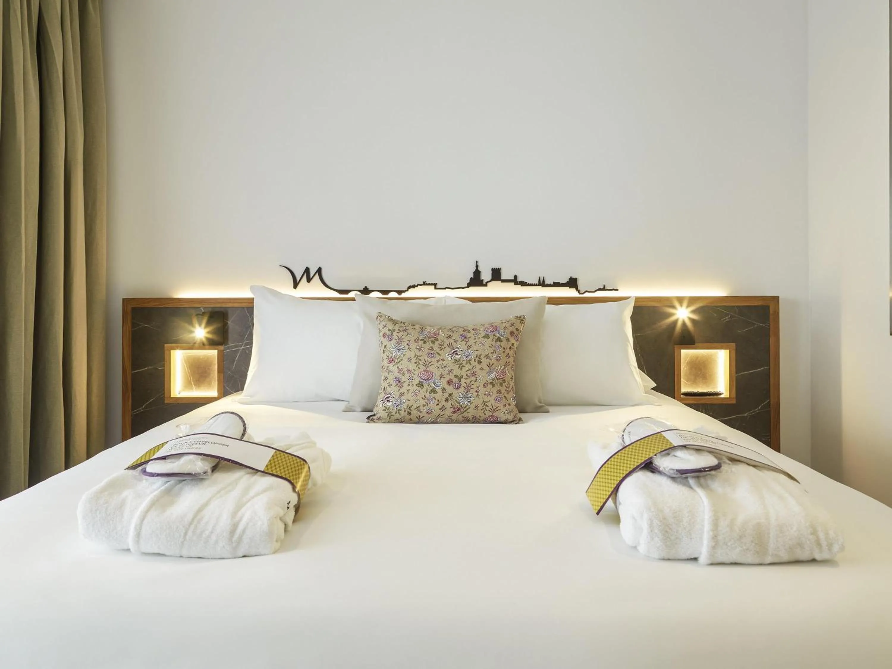 Bedroom, Bed in Mercure Avignon Gare TGV