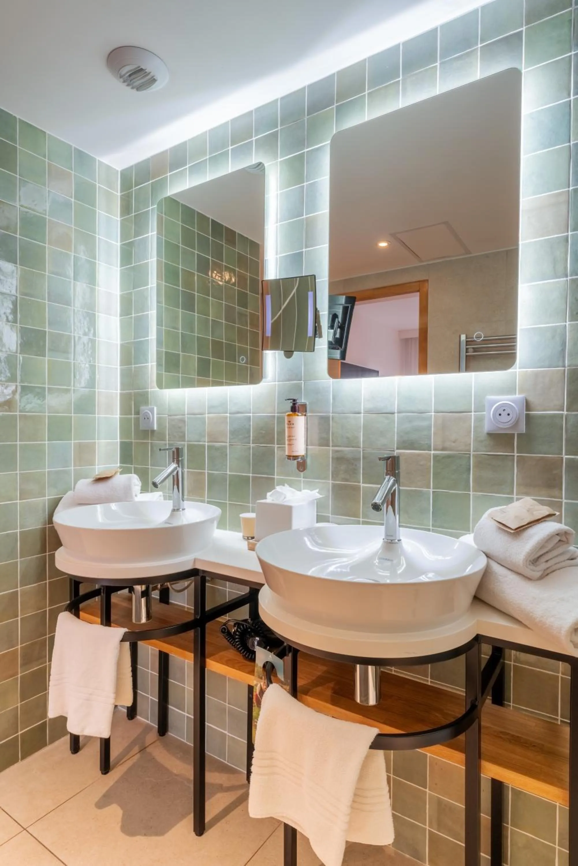 Bathroom in Mercure Avignon Gare TGV