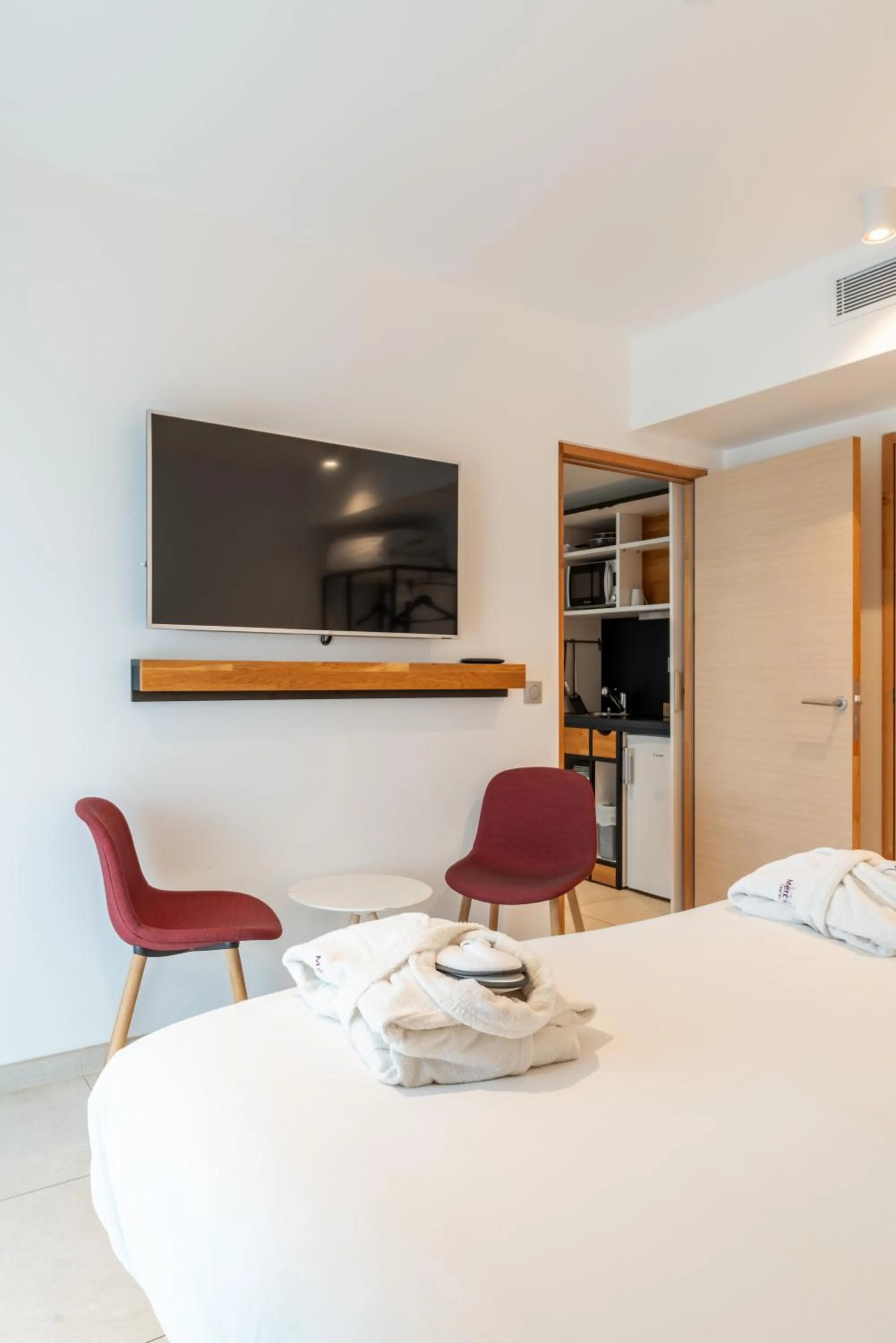 TV and multimedia, Bed in Mercure Avignon Gare TGV