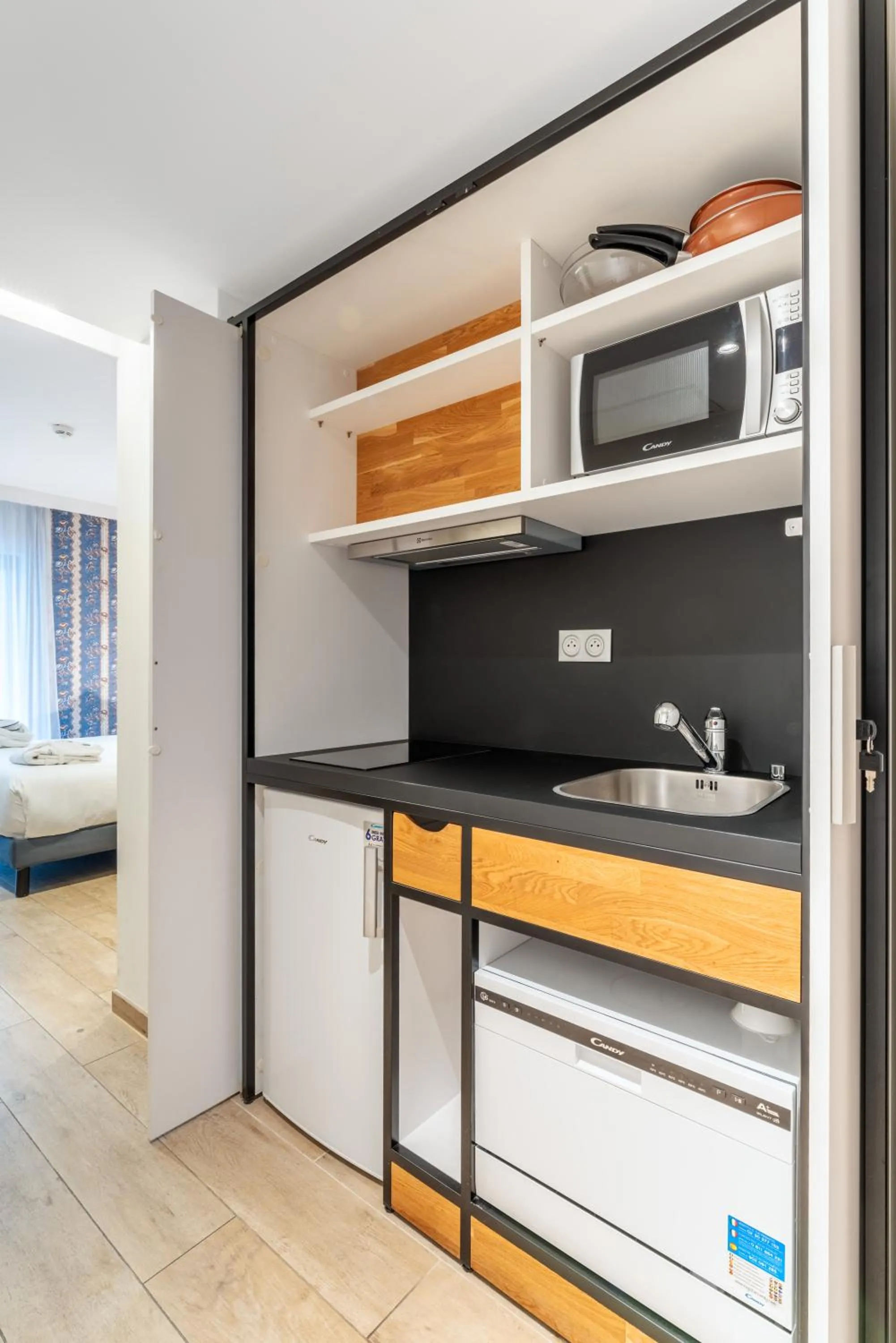Kitchen or kitchenette, Bed in Mercure Avignon Gare TGV