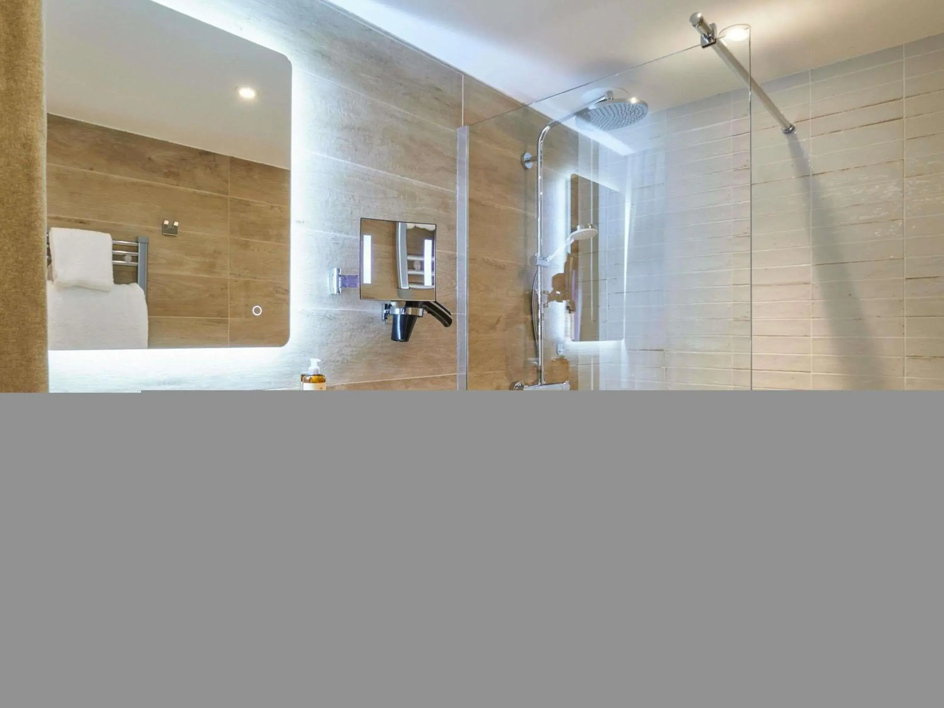 Bedroom in Mercure Avignon Gare TGV Bedroom in Mercure Avignon Gare TGV