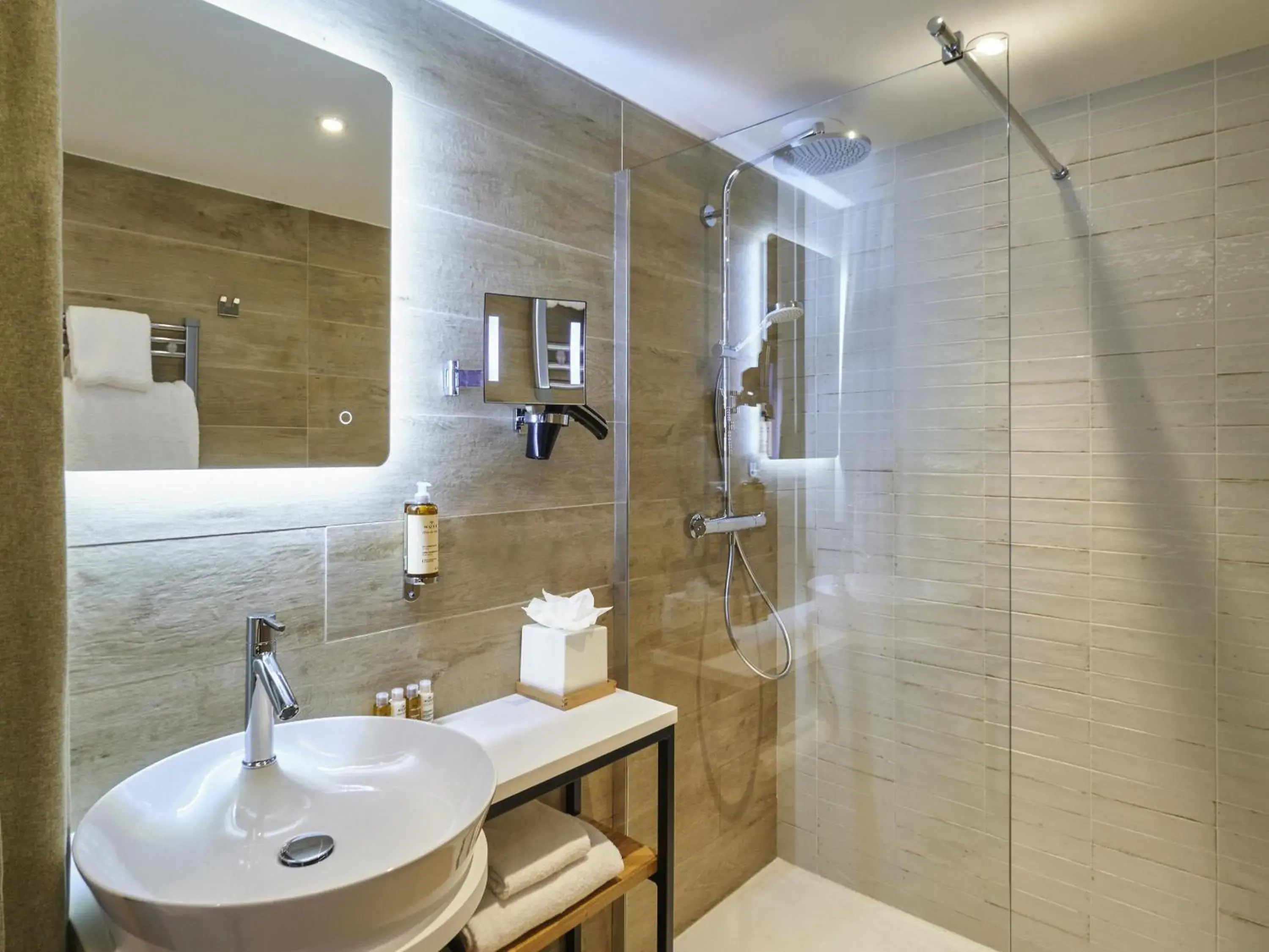 Junior Suite with One Double Bed and Sofa Bed in Mercure Avignon Gare TGV Junior Suite with One Double Bed and Sofa Bed in Mercure Avignon Gare TGV