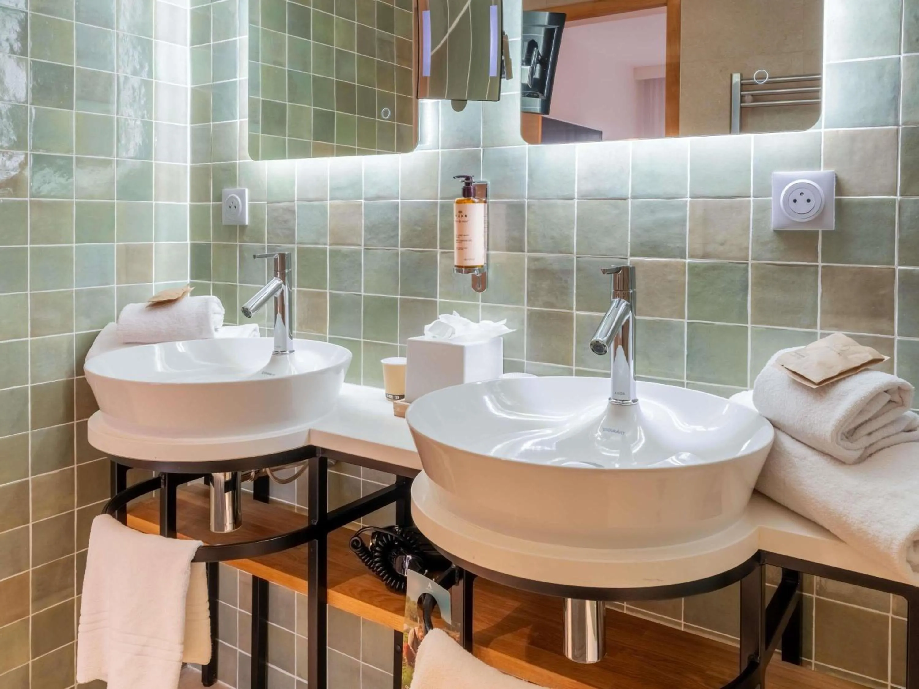 Bedroom in Mercure Avignon Gare TGV