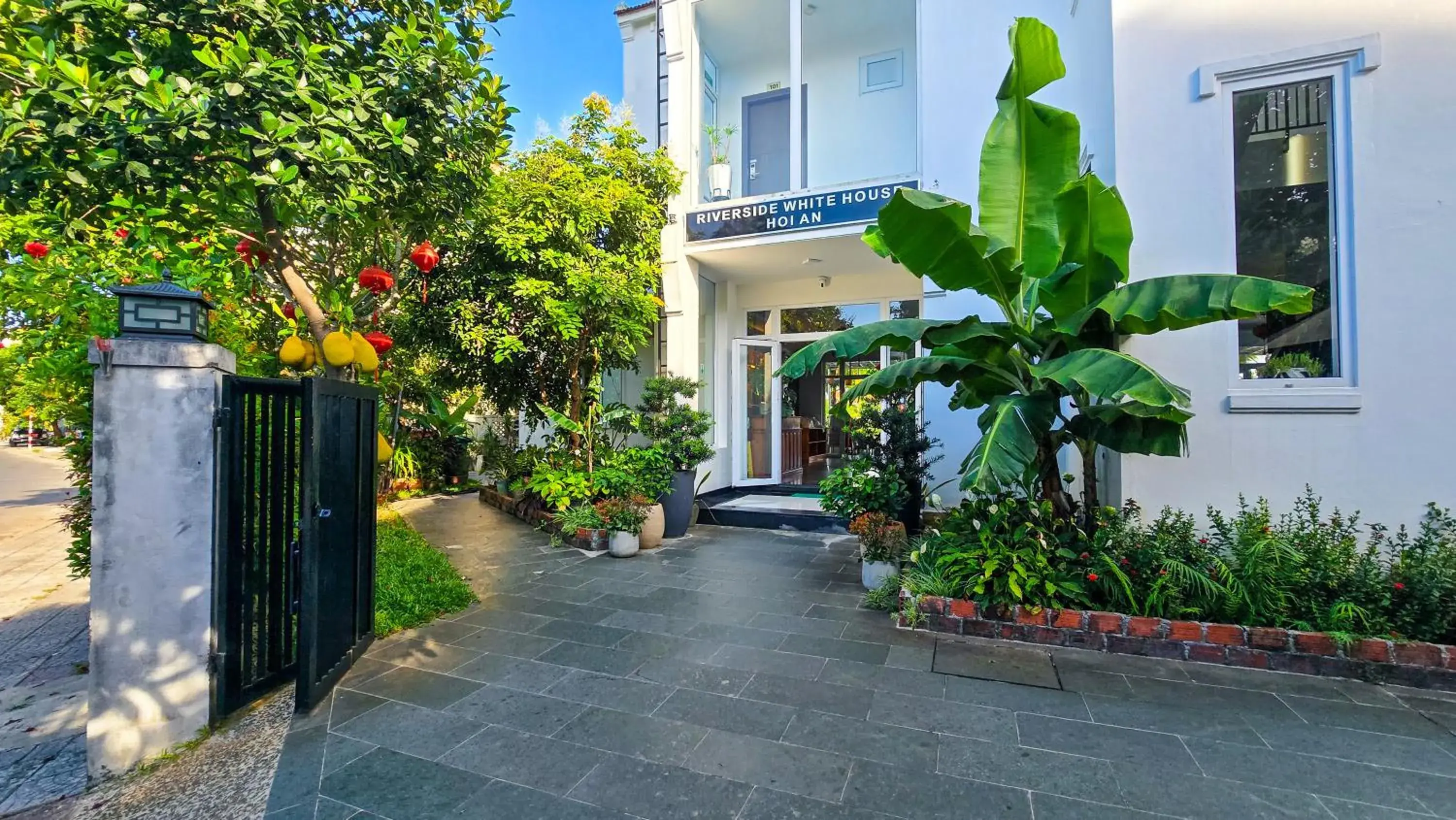 Property building in Riverside White House Boutique Hotel Property building in Riverside White House Boutique Hotel