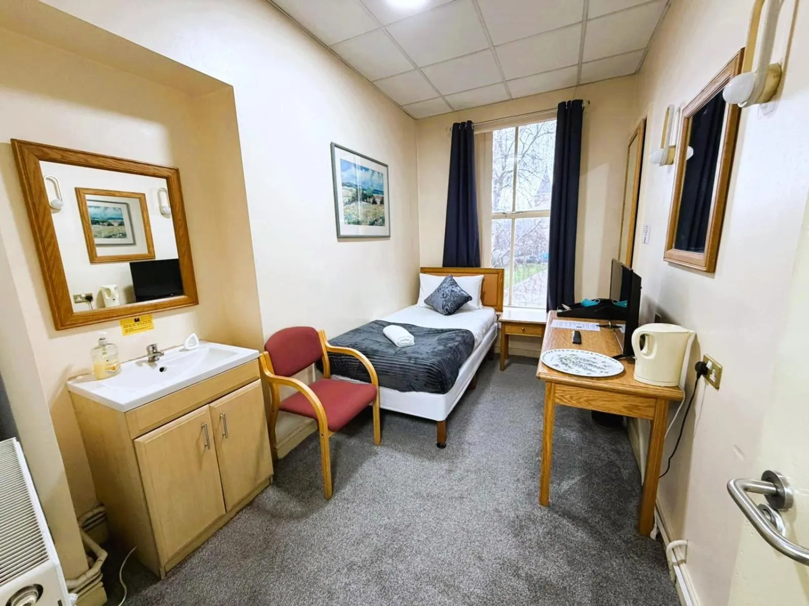 Bedroom, Bed in Throstles Nest Hotel