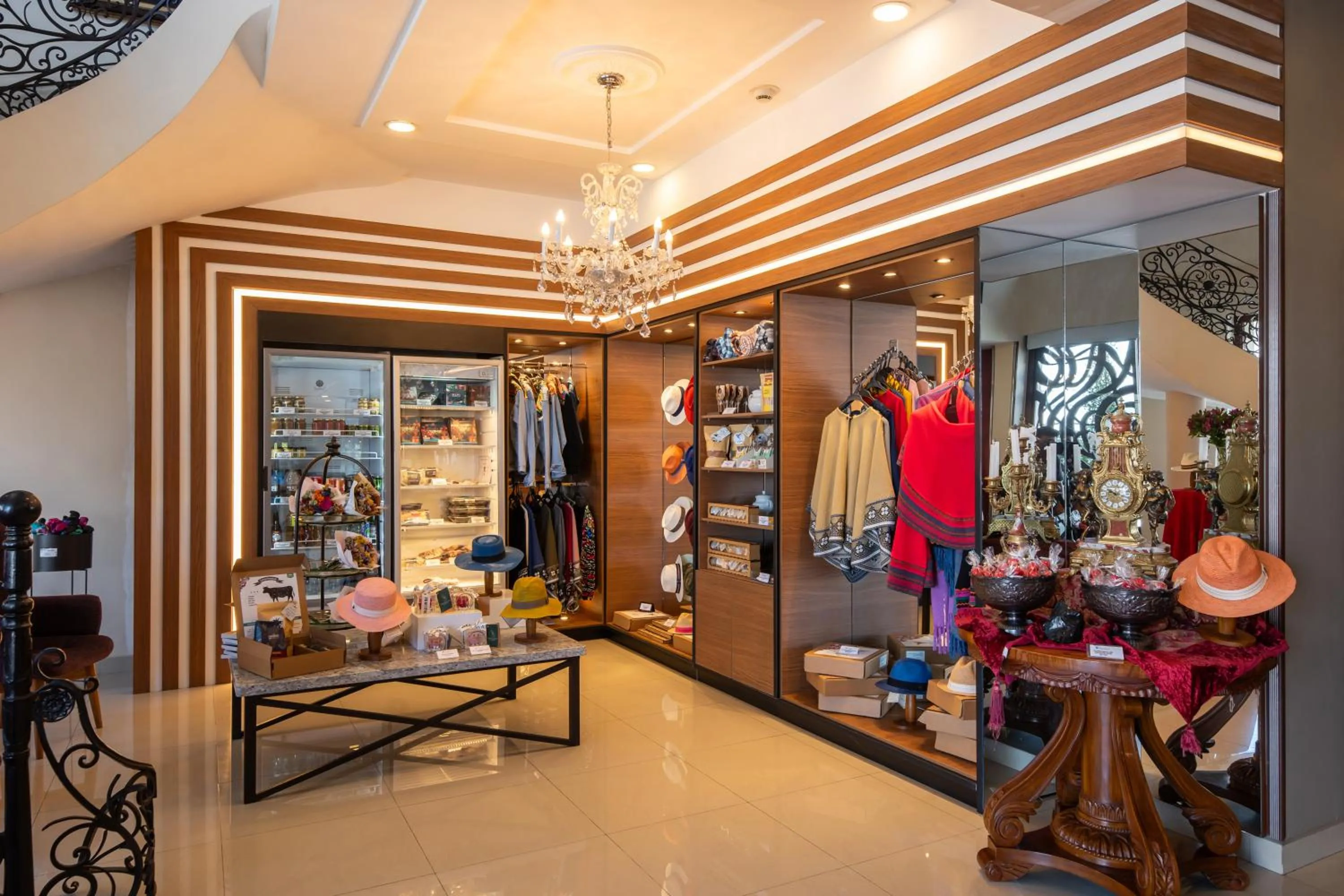 On-site shops in Quindeloma Art Hotel & Gallery